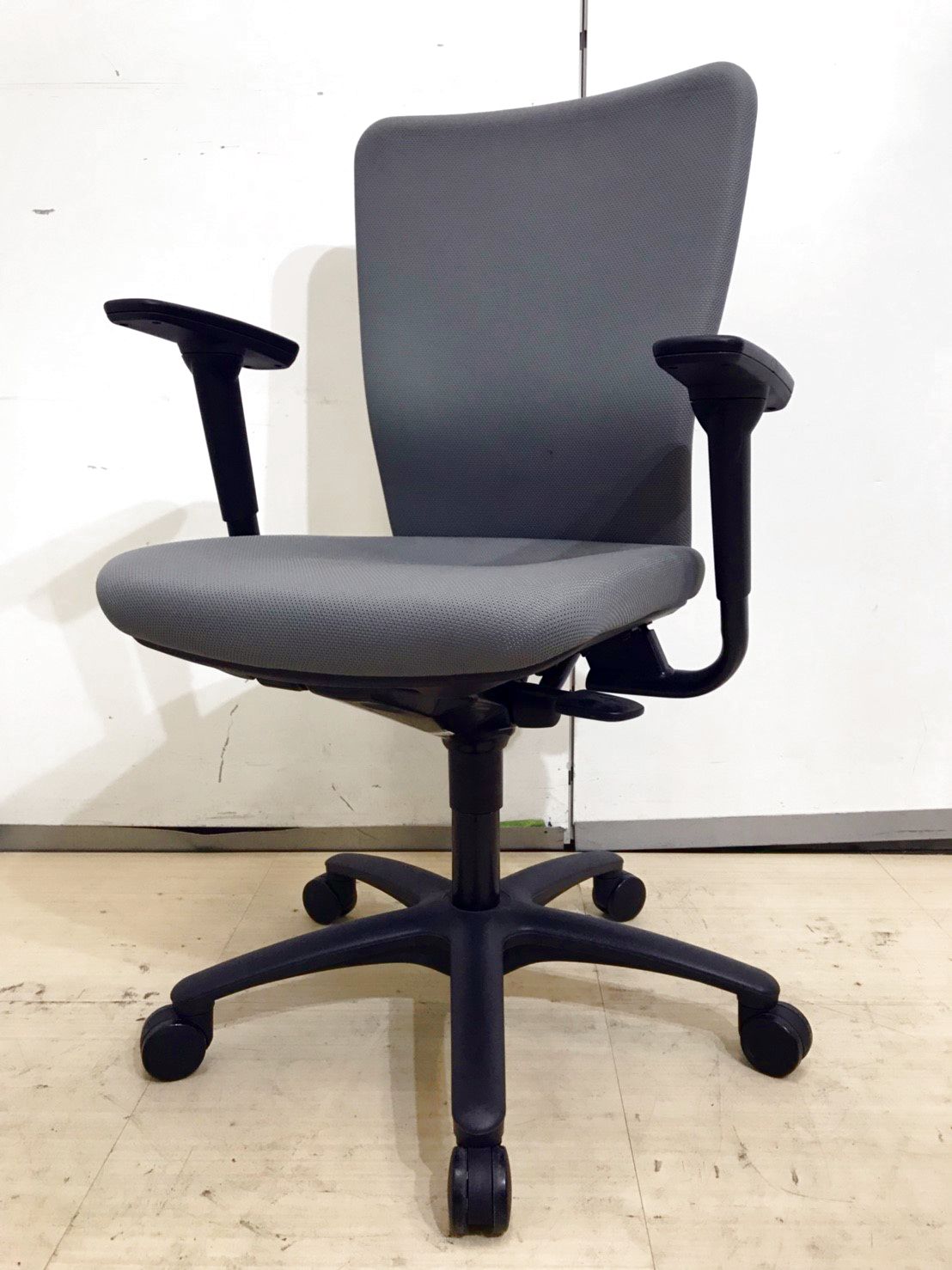 【30％OFF】【オカムラ製】カロッツァ　肘付きハイバック　シンプルでカッコいいチェア！
                        カロッツア
                                    中古
            