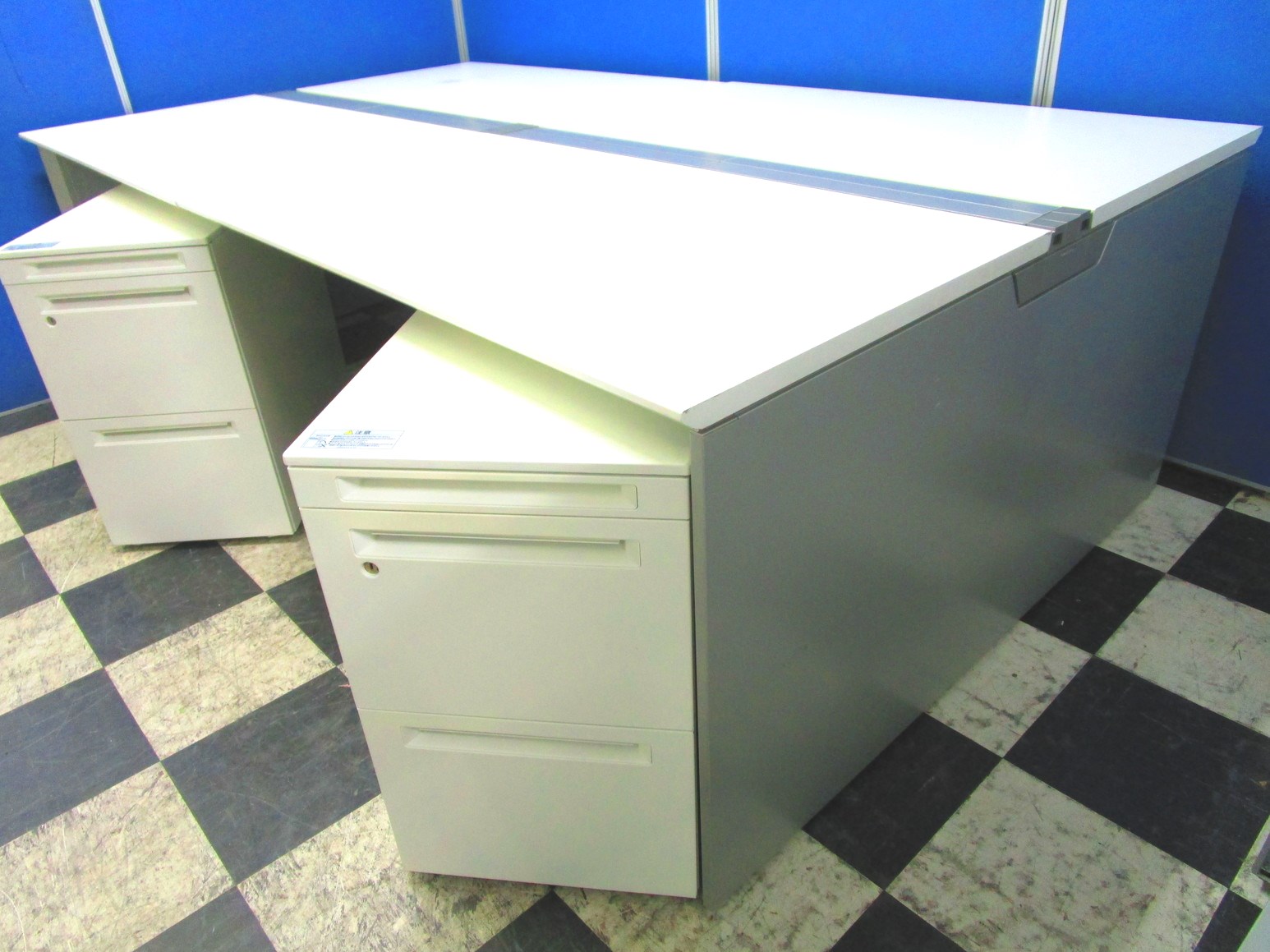 4名様用　デスクセットが安い！　オカムラ製　フリーウェイ　フリーアドレスデスク　人気のホワイト色！
                        プロユニットフリーウェイ 
                                    中古
            