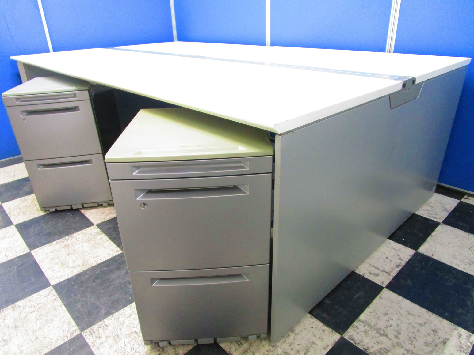 【デスク+ワゴンセット！】￥93,600⇒￥84,240(10%OFF)今、人気のフリアド！一人あたりの幅がちょうど良いW1200mm天板！脚の色に合わせシルバーワゴンをセットでどうぞ！
                        プロユニットフリーウェイ 
                                    中古
            