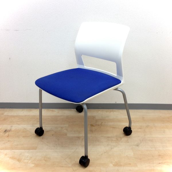 【キャスター付きスタッキングチェアが4脚限定入荷!!】フレームがホワイト・座面がブルーの清潔さ漂う商品です！
                        160シリーズ
                                    中古
            