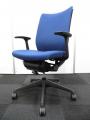 【在庫入れ替えの為、オツトメ品】どんな事務所にも合わせやすい明るいブルーカラーの国内メーカー製事務椅子です【G】