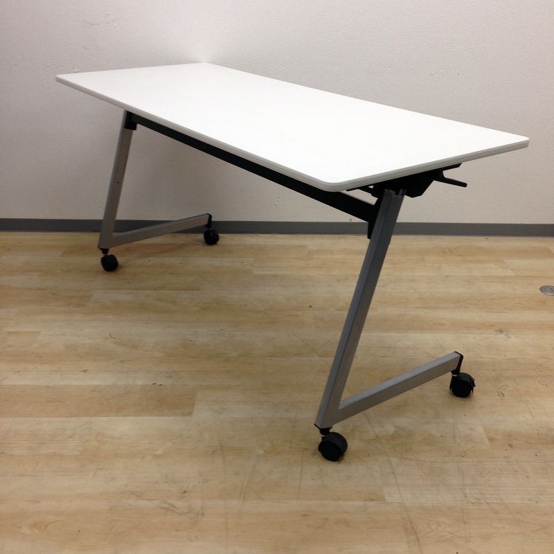 【在庫入替価格】【幕板なしのサイドスタックテーブル/２台在庫有】会議に参加する人数が増えたときのお助け商品です

                        その他シリーズ
                                    中古
            