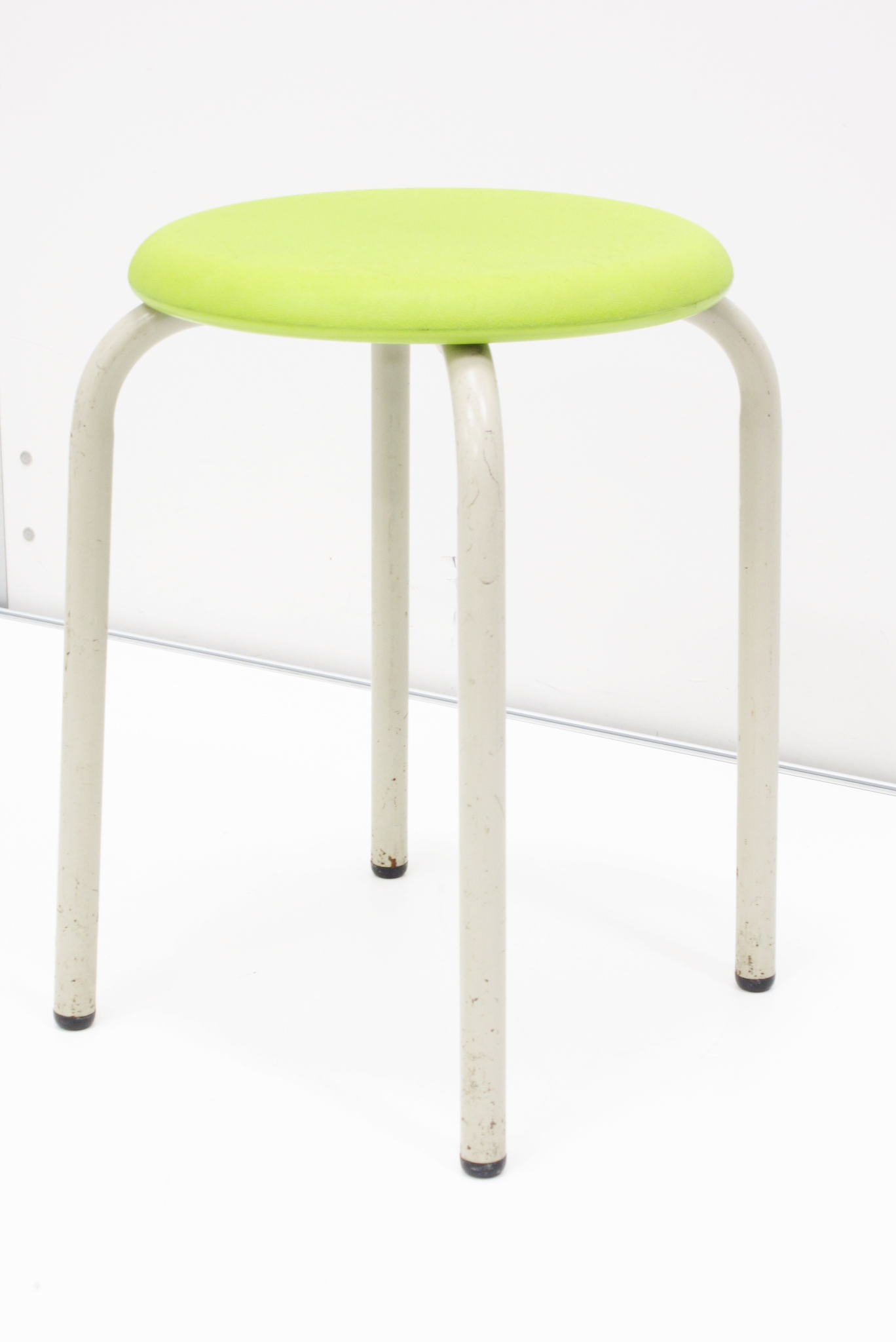 【纏めて入荷!!】コストで選ぶならコレ!!鮮やかな色味のコクヨ製丸椅子!!屋外で使用する方にもオススメ!!【少々使用感有】【生徒用実習イス スツール】
                        その他シリーズ
                                    中古
            