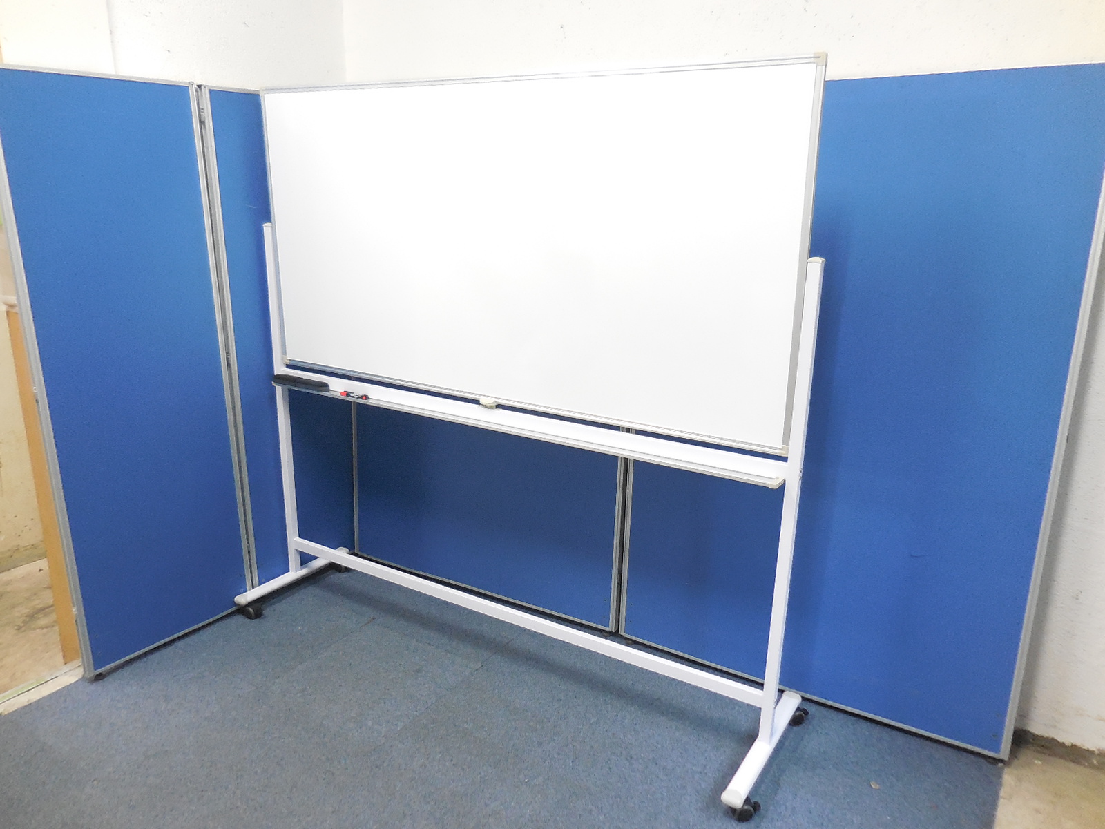 【未使用品！】ほぼ新古品の両面脚付ホワイドボード入荷！イレーザー2個とマーカー赤黒付属！【完成品】
                        その他シリーズ
                                    中古
            