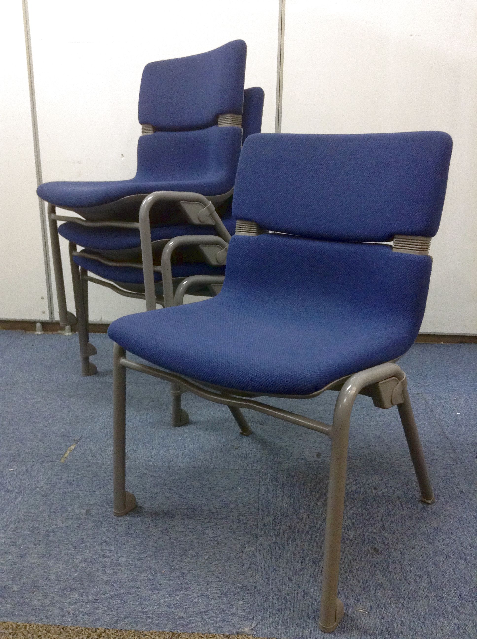 【4脚セット!】イトーキ製│　スタッキングチェア　定番のブルー色!
                        バーテブラ
                                    中古
            