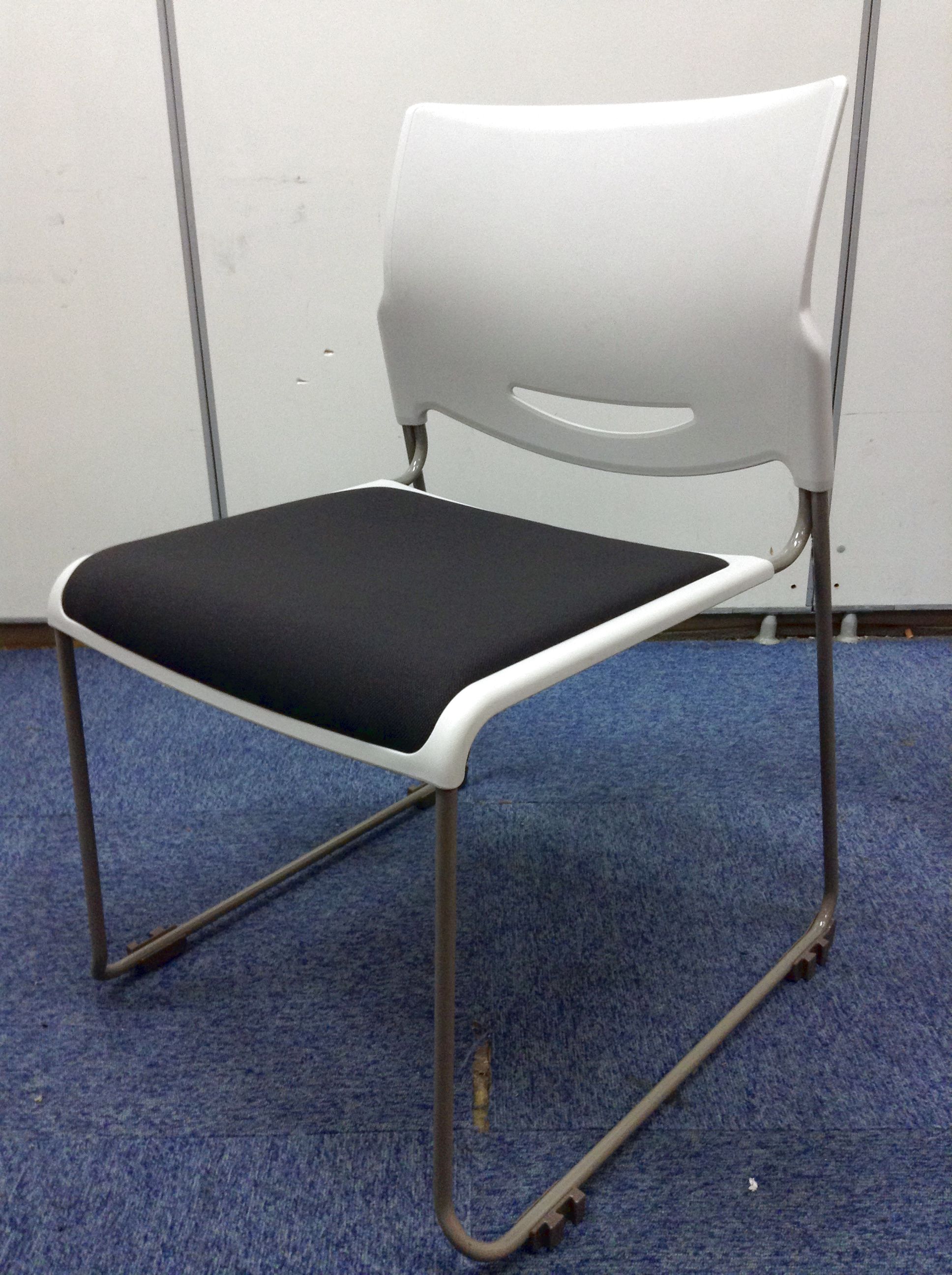 【18年度製!　美品】ウチダ製のホワイト＆ブラックのスタッキングチェア!
                        その他シリーズ
                                    中古
            