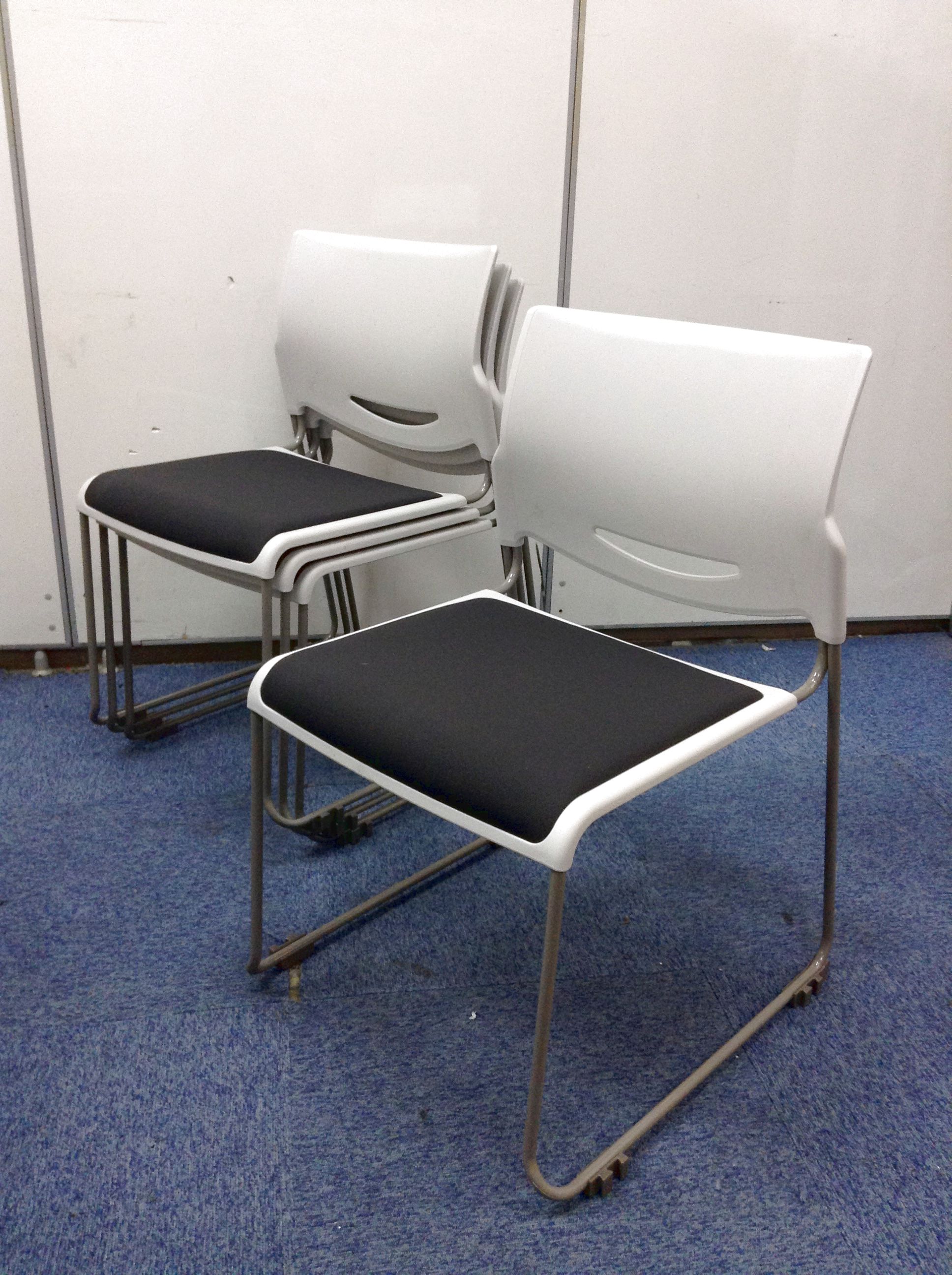 【4脚セット!18年度製良品!】ウチダ製　ホワイト＆ブラックスタッキングチェア
                        その他シリーズ
                                    中古
            