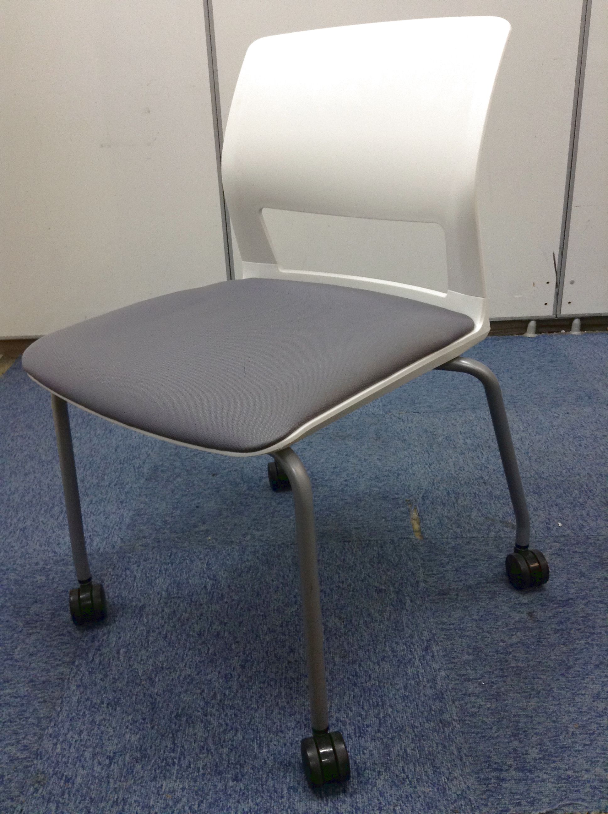 【コスパ重視の方へ!】コクヨ製　スタッキングチェア!
                        その他シリーズ
                                    中古
            