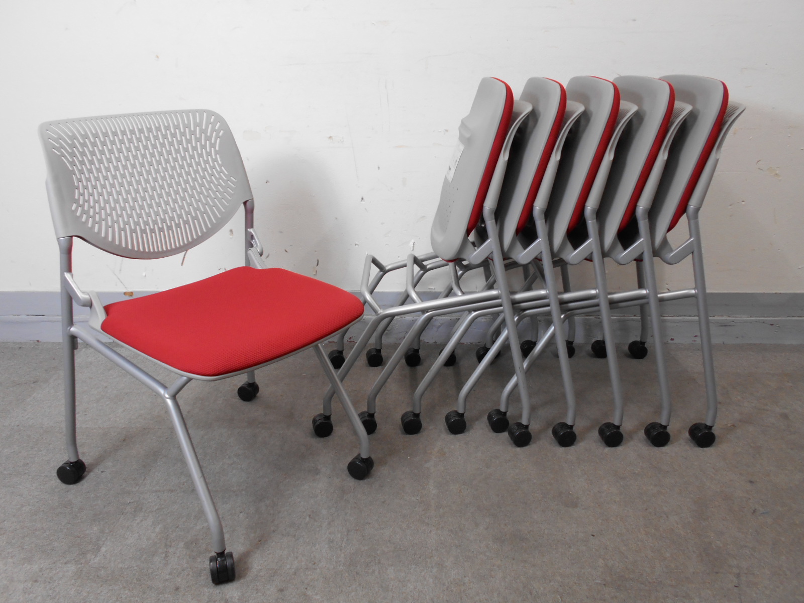 【KS】【6脚セット・ネスティングチェア】オカムラ　ルナチェア　明るいレッドカラーが今ならまとまります！
                        ルナ
                                    中古
            