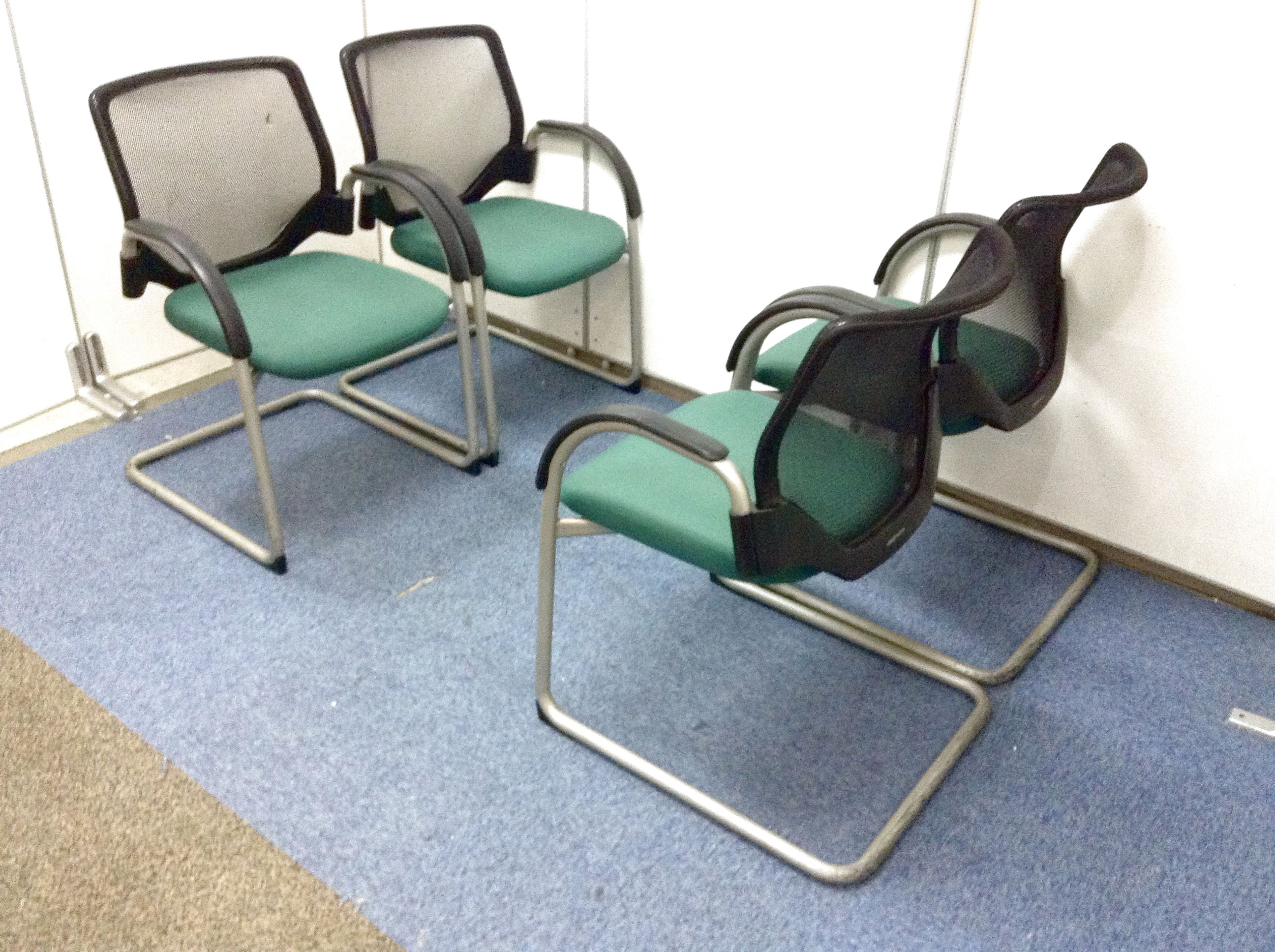 【4脚セット】肘付きミーティングチェア　シンプルデザイン!
                        その他シリーズ
                                    中古
            