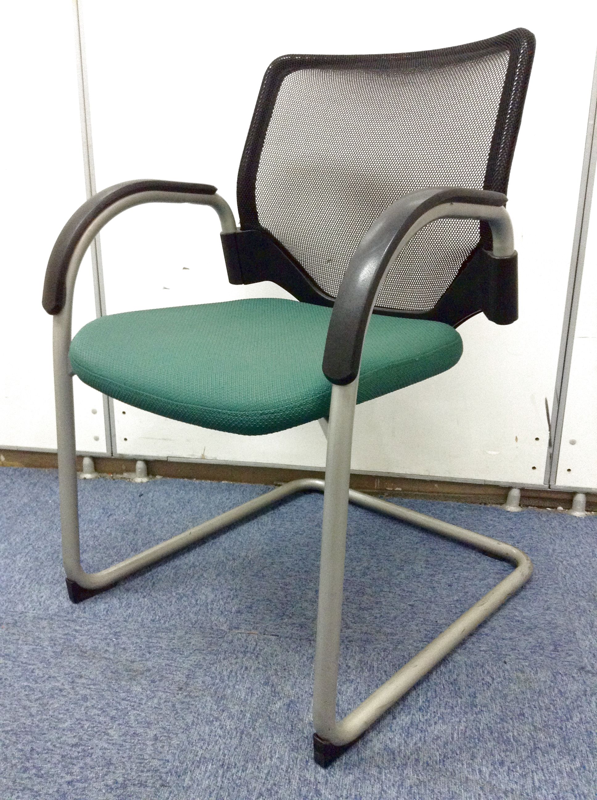 【入れ替え・増員の際に!】オカムラ製　ミーティングチェア!　シンプルな色とデザイン
                        その他シリーズ
                                    中古
            