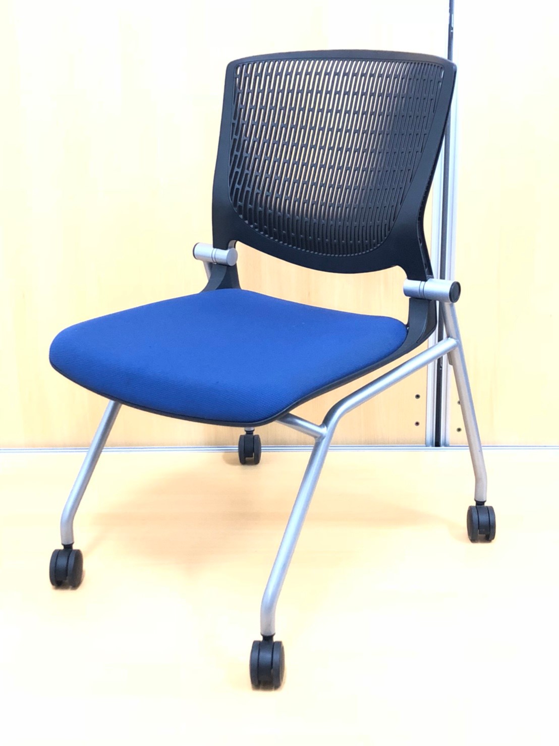 【スタイリッシュなデザイン!!】
今だけ４脚揃います!!
■使わないときは畳んで収納可能!!
■キャスター付きで移動も楽々!!
                        グラータ
                                    中古
            