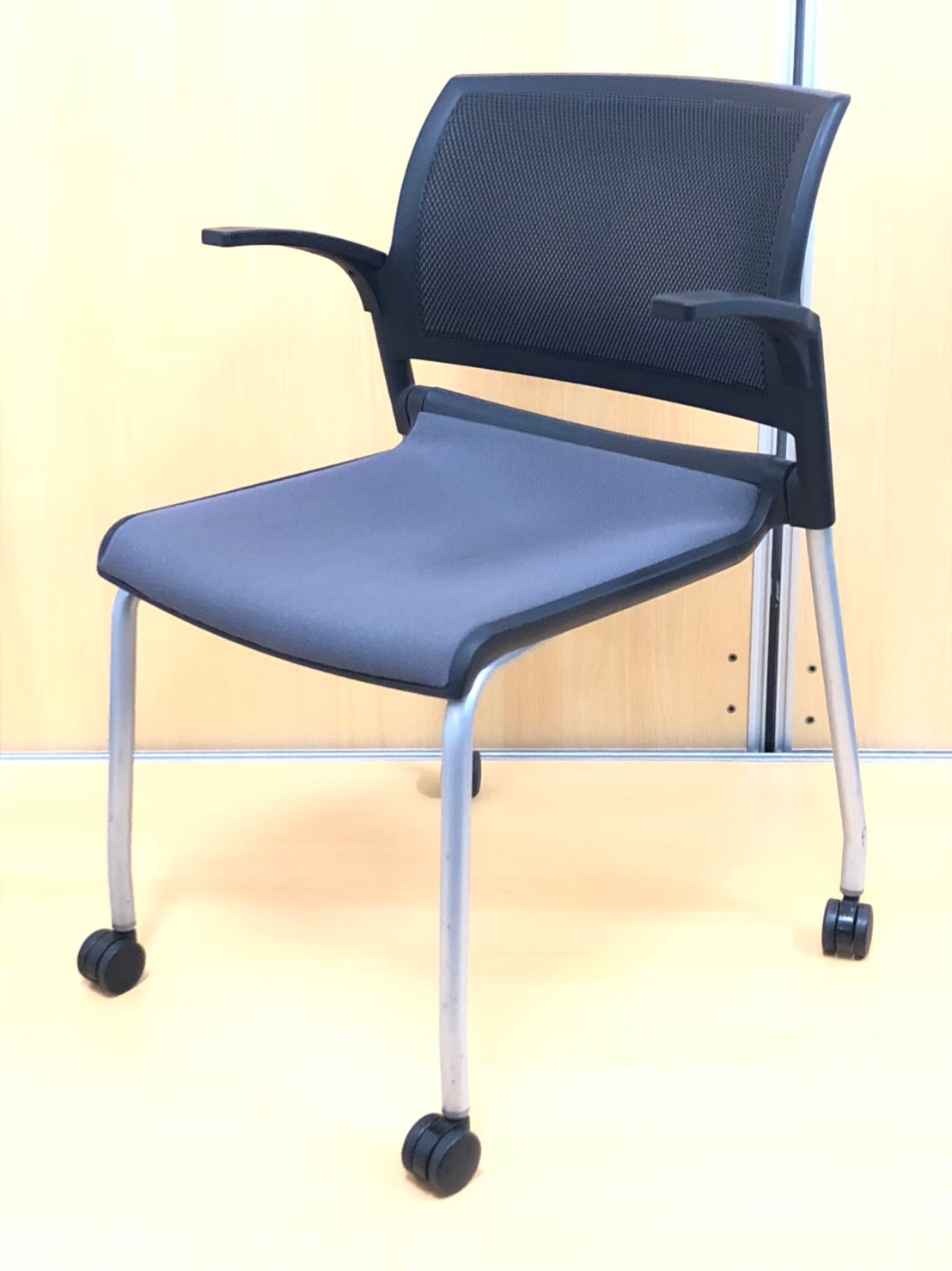 【珍しい肘付き!!】
長時間の会議も安心!!
シンプルなデザインでどんなお部屋にもオススメです!!
休憩スペースやミーティングルームに最適!!
                        FM-310シリーズ
                                    中古
            