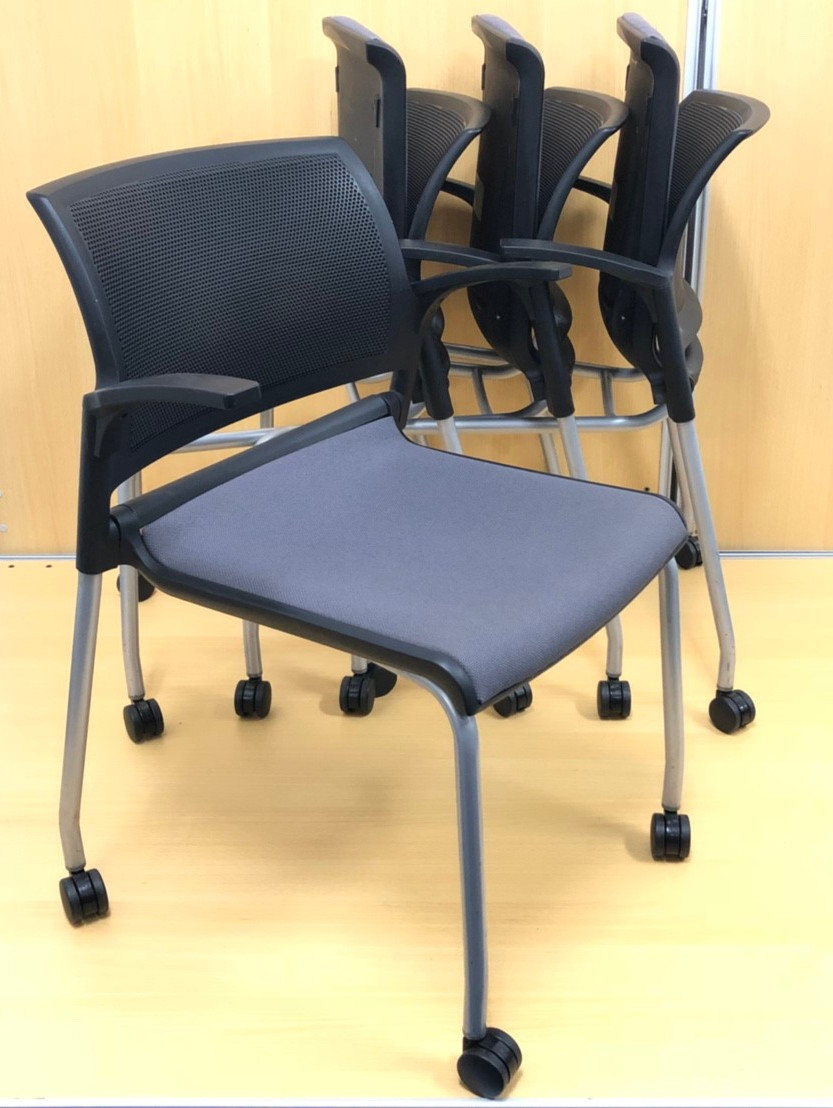 <<お得な4脚セット商品>>
【珍しい肘付き!!】
長時間の会議も安心!!
シンプルなデザインでどんなお部屋にもオススメです!!
休憩スペースやミーティングルームに最適!!
                        その他シリーズ
                                    中古
            