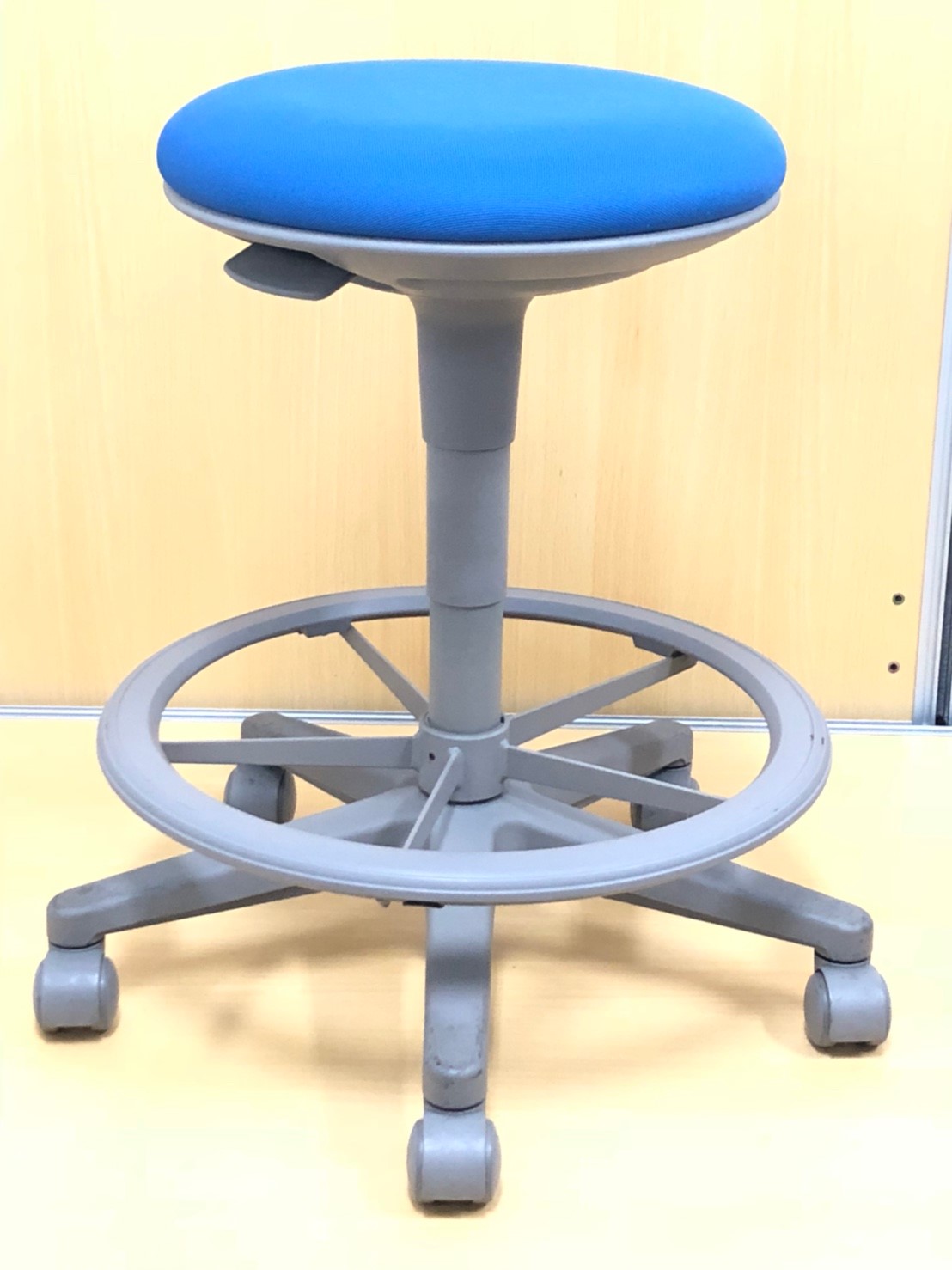 【珍しい作業用チェア!!】
■背もたれが無い、かわいらしいデザイン!!
■通常のチェアよりも高く昇降します!!
                        １００シリーズ
                                    中古
            