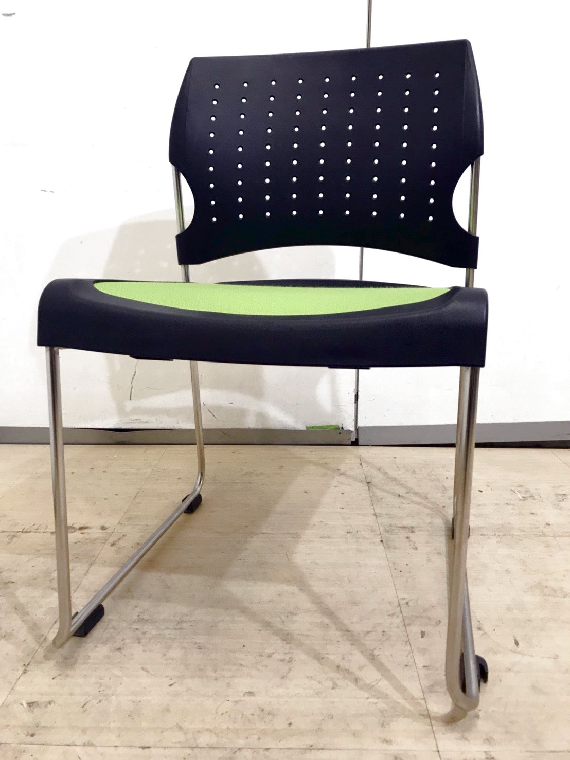 【4脚入荷】積み重ねて使用することができるスタッキングチェアの入荷です！明るい鮮やかなグリーン色です！
                        プレド
                                    中古
            