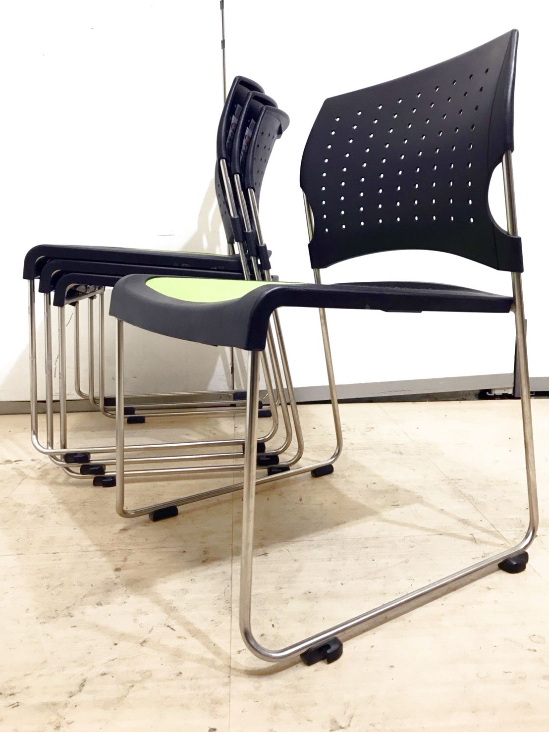 【4脚セット販売】会議室や研修で使用可能の商品になります！テーブルもセット購入可能でございます！
                        プレド
                                    中古
            