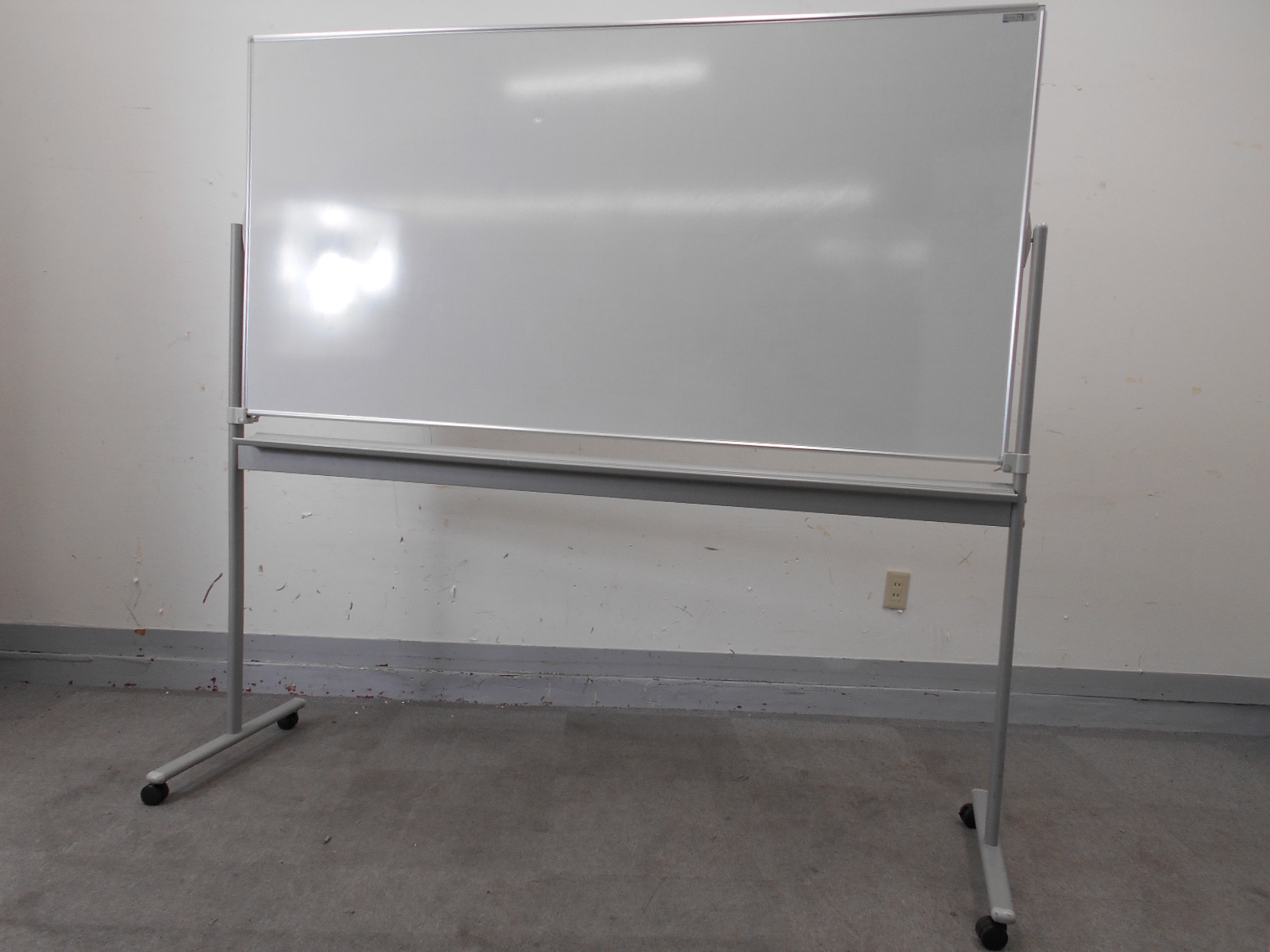 【KS】【両面タイプ】オカムラ製・自立式ホワイトボード　幅1860mmで広く使えます！
                        その他シリーズ
                                    中古
            