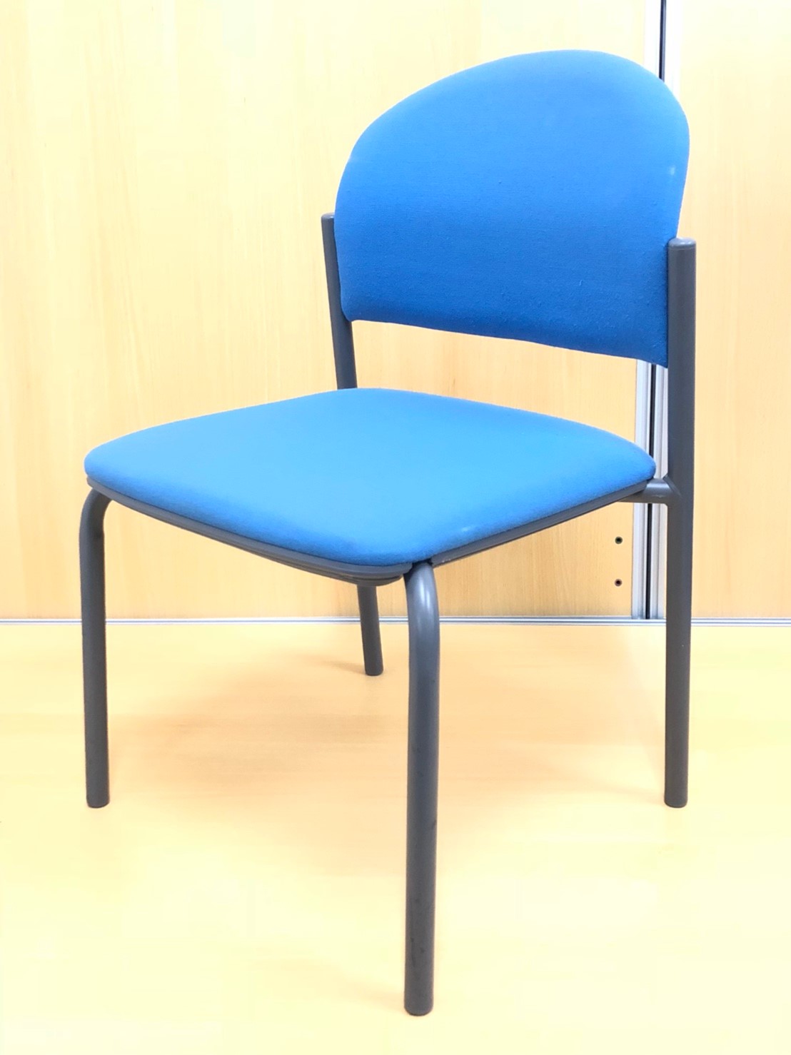 【大量！数が揃います！】
■定番のスタッキングチェアが入荷！
■キャスター無しで安定感抜群！
■使わない時は重ねて収納可能！
                        その他シリーズ
                                    中古
            