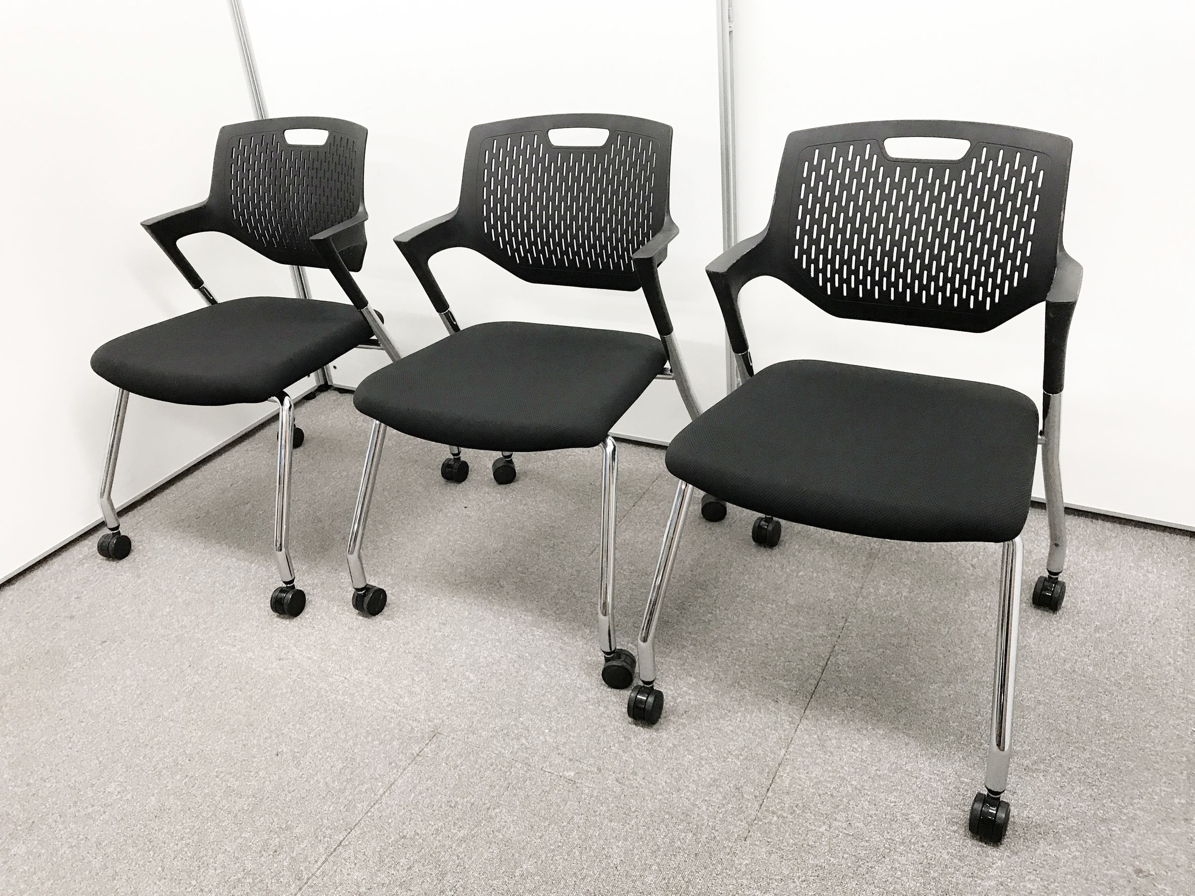 【お得な3脚セットのご案内！】【状態良好◎】オカムラ製のパートチェア【重ねて収納】【キャスター良好◎】
                        パート
                                    中古
            