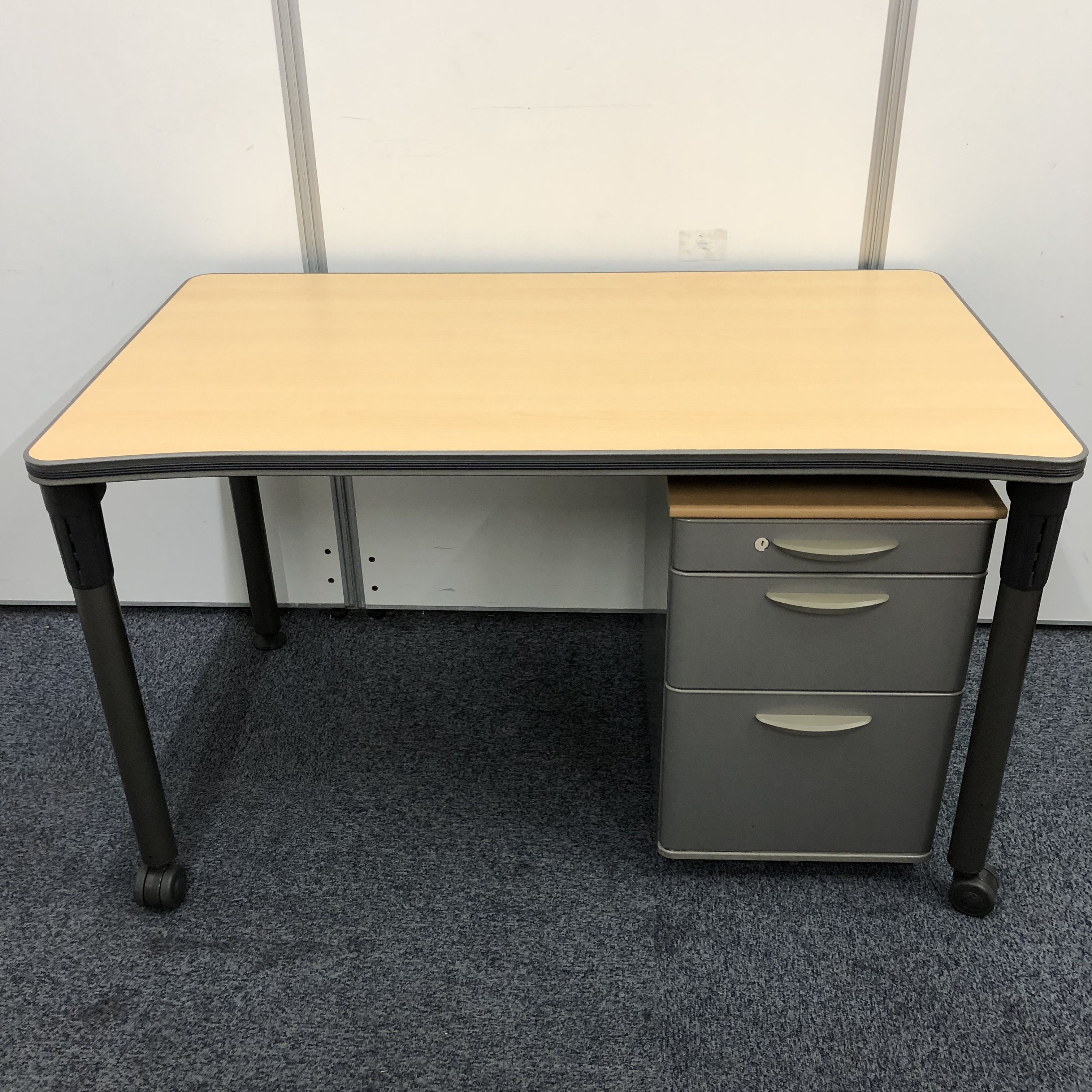 【1セット限り】オカムラ製テーブルとスチールケース製ワゴンのセット【セットならお得】
                        アプションフリー
                                    中古
            