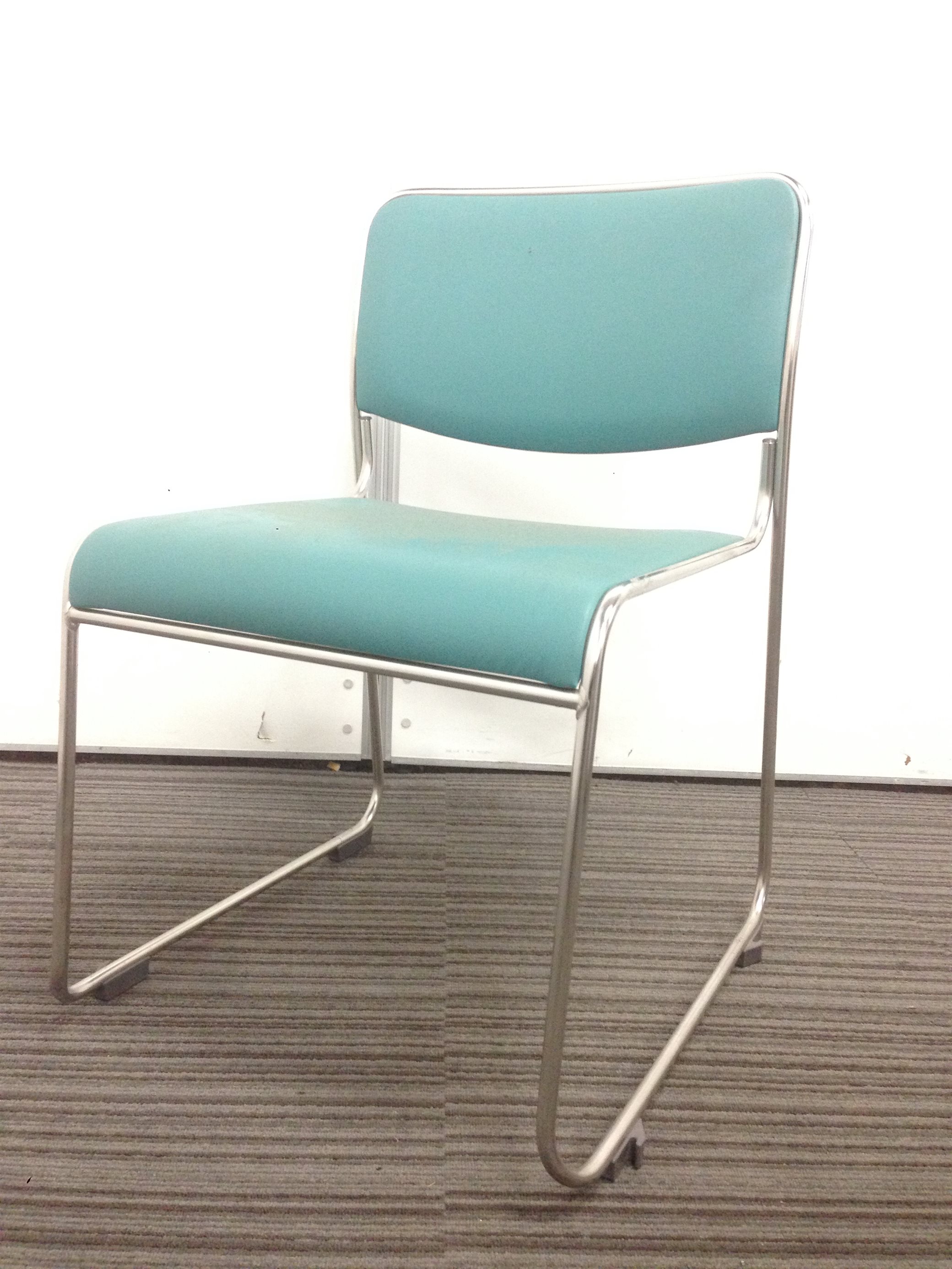 【在庫入替】軽くて便利なスタッキングチェア｜ビニール生地なのでさっとふき取れます！
                        その他シリーズ
                                    中古
            