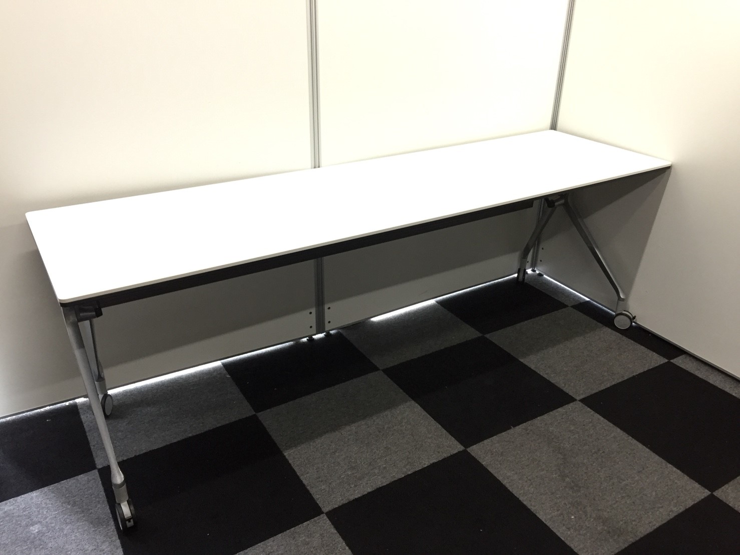 1台限定！横幅1800mmなので二人がゆったり座れるキャスター付きテーブル！用途によって畳むこともできます！
                        その他シリーズ
                                    中古
            