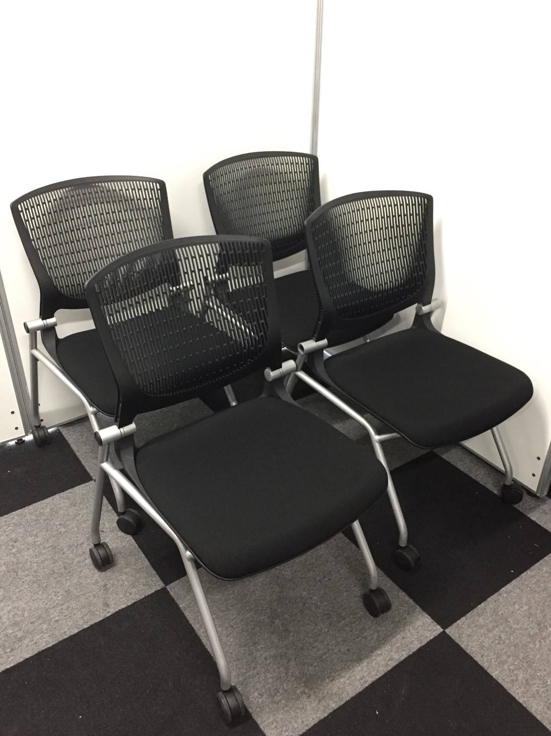 【4脚セット】オカムラ製の横にスタックできるチェアが入荷！ブラックでシックな仕上がり！劣化しやすいキャスターも新品！
                        グラータ
                                    中古
            