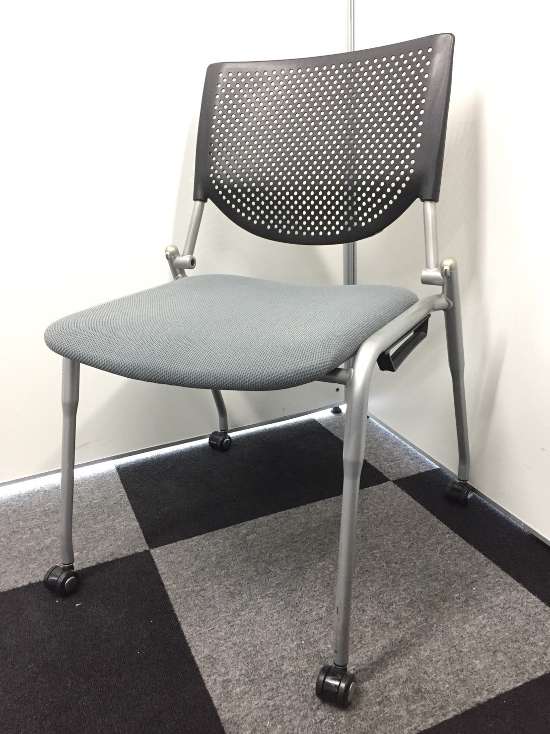 シンプルなスタッキングチェア入荷！軽い商品で且つ丈夫な作りのキャスター付き会議チェア！
                        プロスタック
                                    中古
            