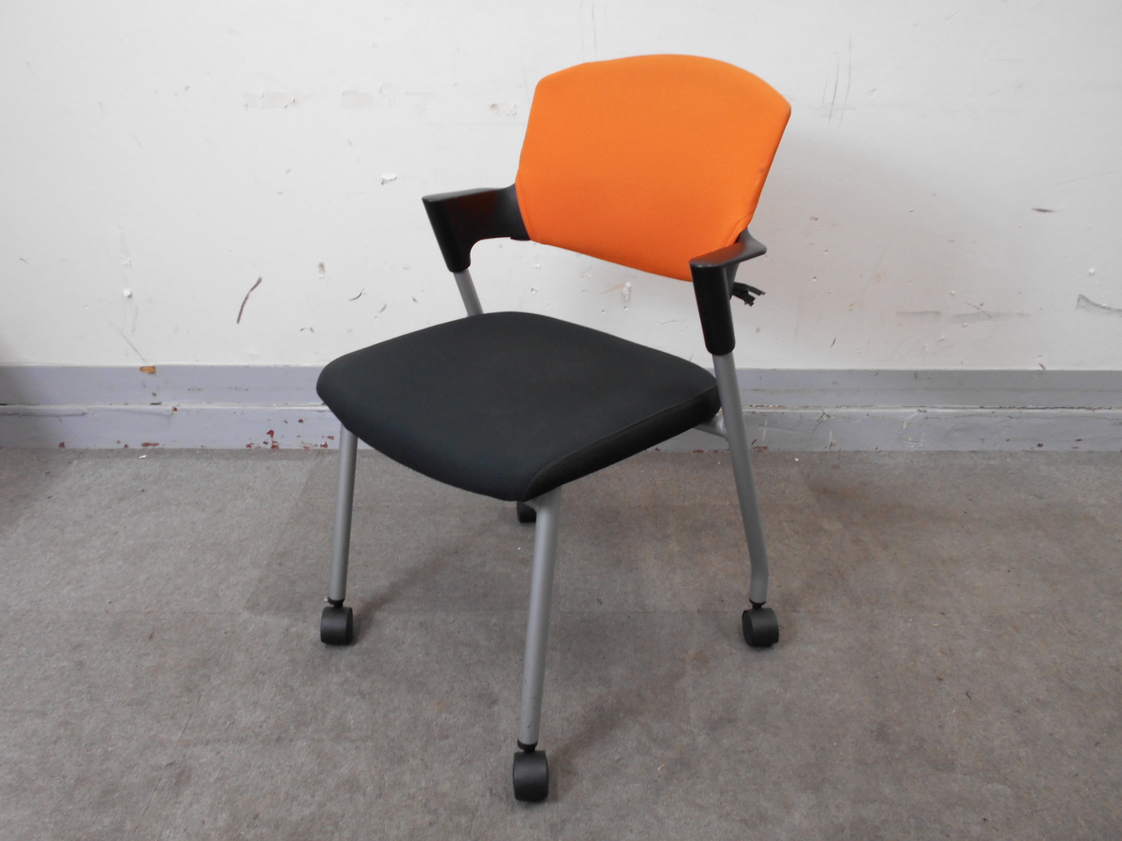 【KS】[大量入荷！]コクヨ製　プロッティ　コンパクトな肘かけもついていますので使い勝手もグッドです！[キャスター付き]
                        プロッティ
                                    中古
            