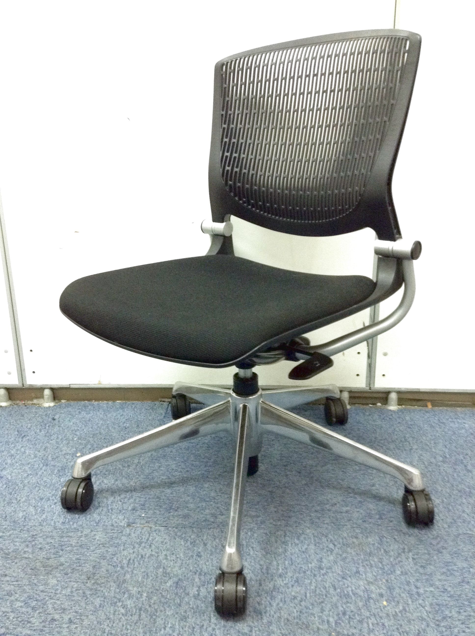 【デザイン性高め！】シンプルなブラック!　おしゃれなチェアで仕事効率up！
                        グラータ
                                    中古
            