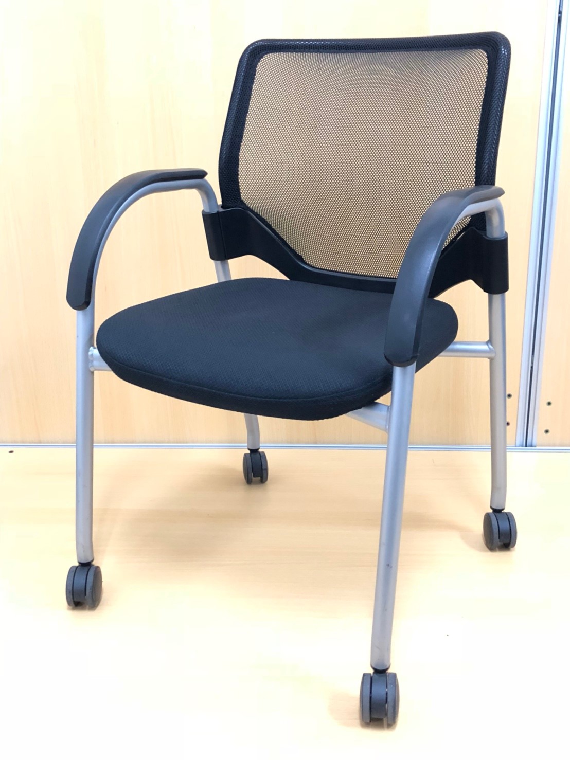 【長時間ミーティングの強い味方!!】クッション性に優れた座面!!お洒落なメッシュでお部屋にアクセントを!!キャスター付きで移動も楽々!!
                        エアリ
                                    中古
            