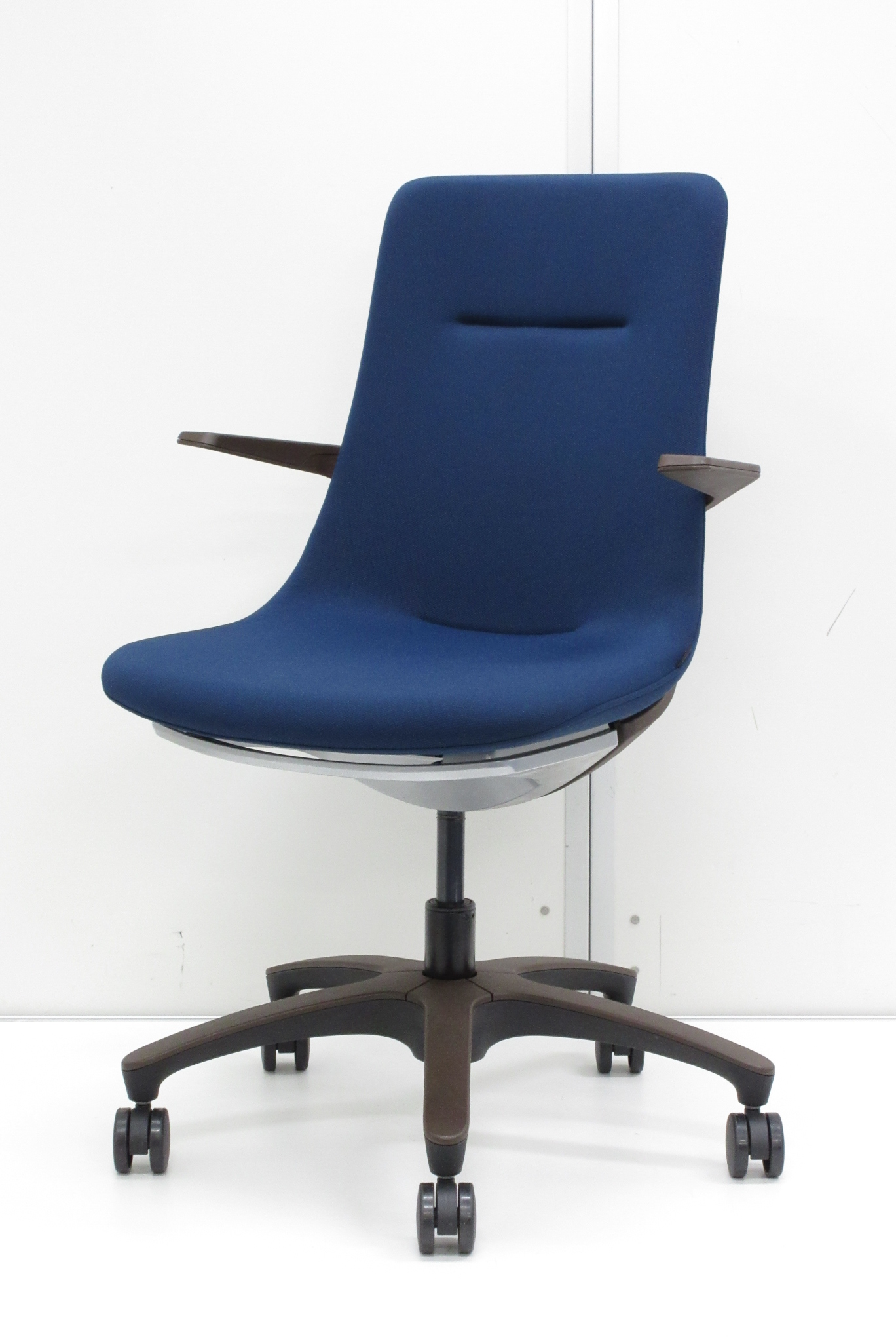 【イタリアトップデザイナー監修作品】身体にピッタリとフィットするチェア!!【人気のブルー!!】
                        モーブ
                                    中古
            