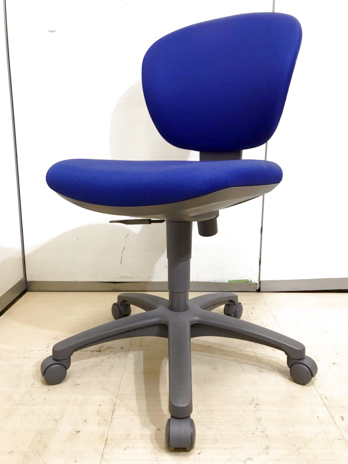 【ロット入荷】蒸れにくいセパレートタイプ！　オフィスでよく見かける定番チェア！！
                        レグノ
                                    中古
            