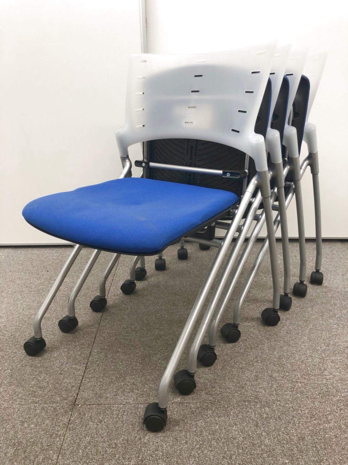 【お得な4脚セット】【ホワイト×ブルー】【人気のネスティングタイプ】イトーキ製ネスティングチェア■落ち着いたネイビーブルーカラー■収納楽なネスティングタイプ【中央区】
                        マノス
                                    中古
            