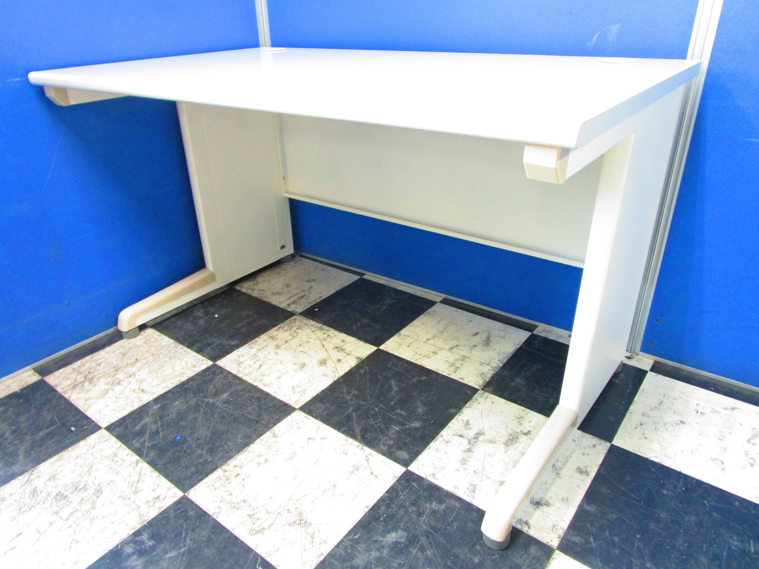 【残り１台】引き出しなしのホワイトデスク！引き出し無しのため、背の高いフリアド用ワゴンも入ります！
                        ホワイトドラゴン
                                    中古
            