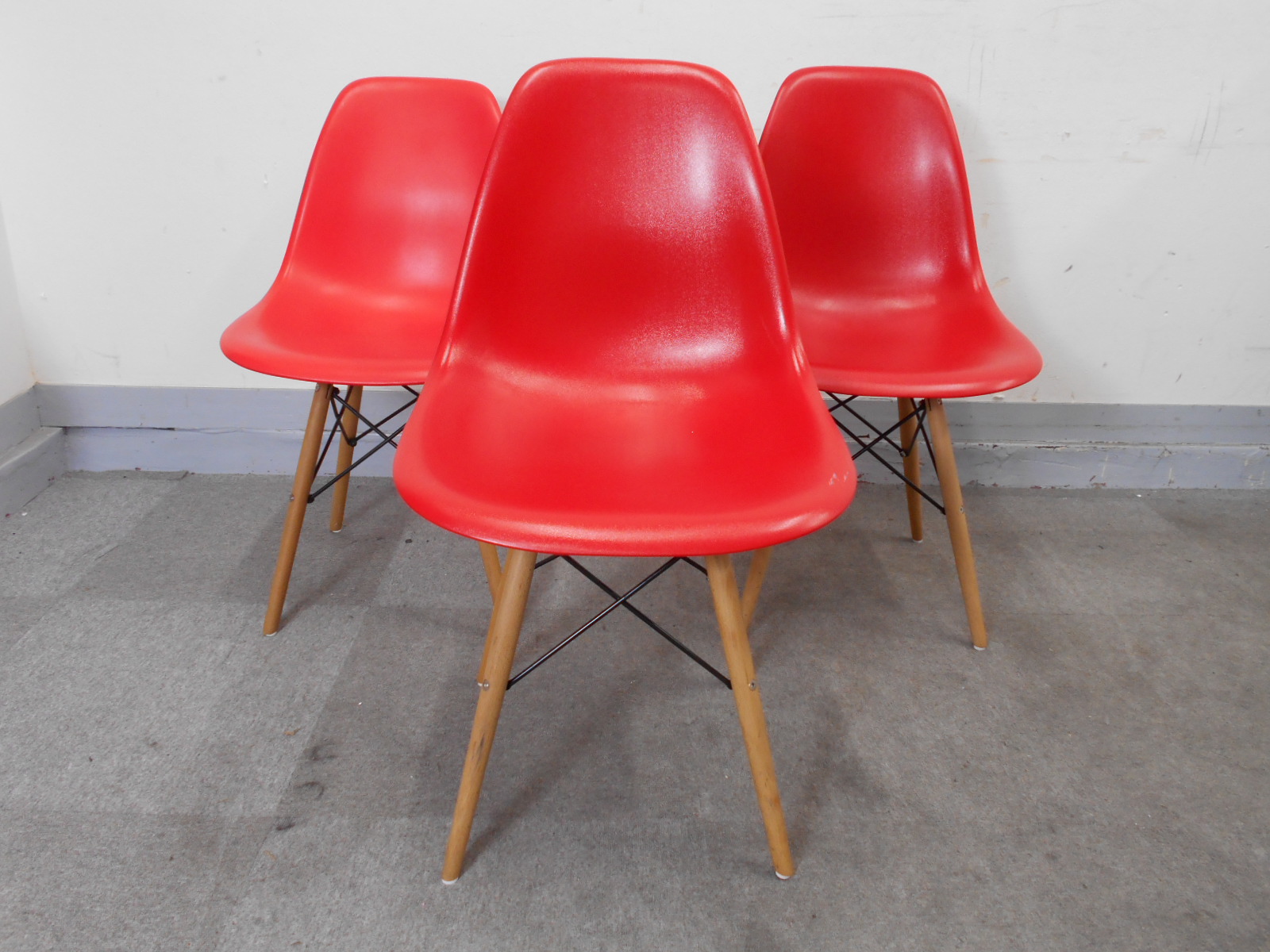 【KS】[お得な三脚セット！]シェルチェア　元気が出る鮮やかなレッドカラー
                        シェルチェア【リプロダクト品】
                                    中古
            