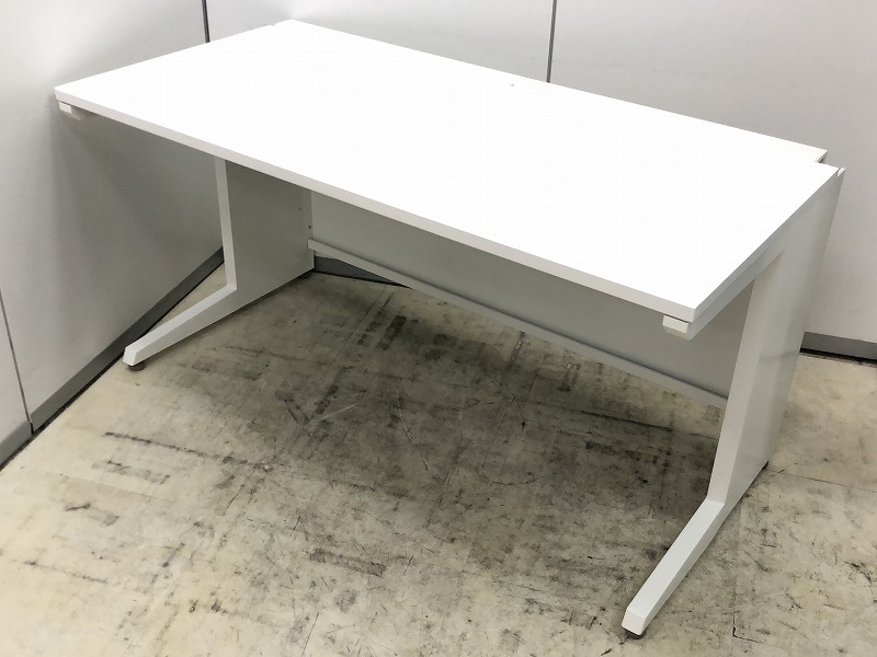 【1台限り！！】引き出しの無いタイプのホワイトデスク！ですがフリアドワゴンや肘付きの大きめのチェアに対応可能です！！
                        アドバンス
                                    中古
            