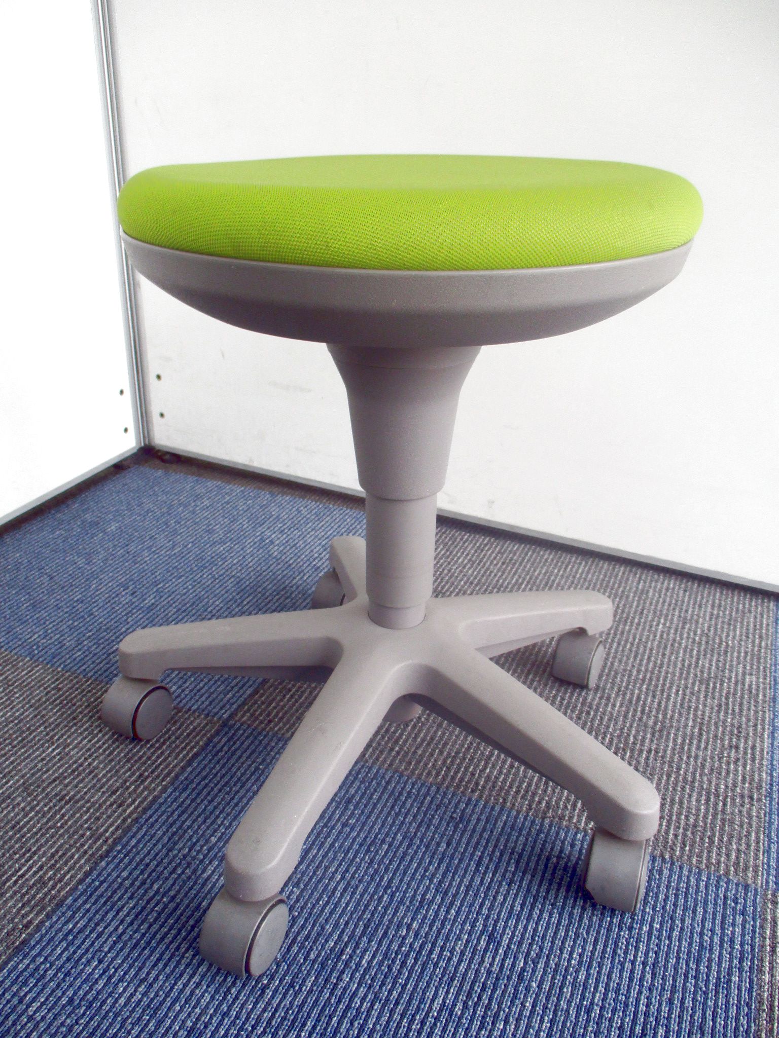 【欠けありの為特別価格】キャスター付きのスツール！【小回りきく回転椅子】
                        その他シリーズ
                                    中古
            