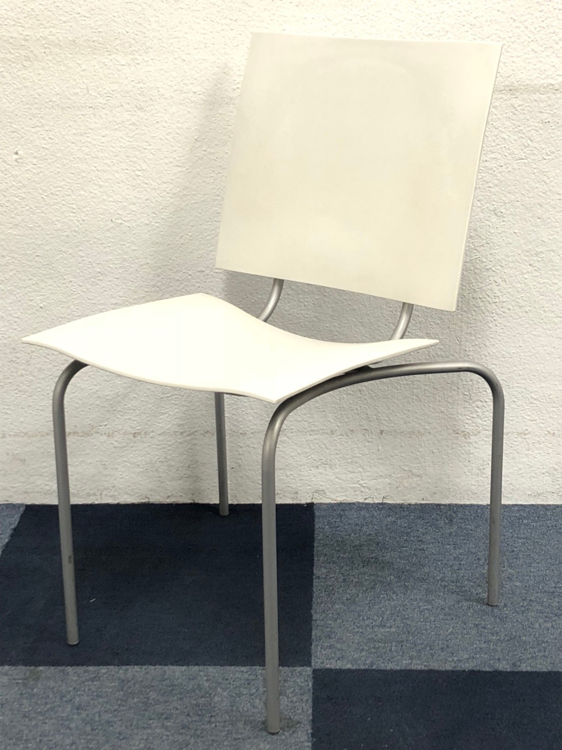 【清潔感溢れるホワイト！】
■水を吸わない素材！
■キャスター無しで安定感抜群！
■使わない時は重ねて収納可能！
                        ラビオリ
                                    中古
            