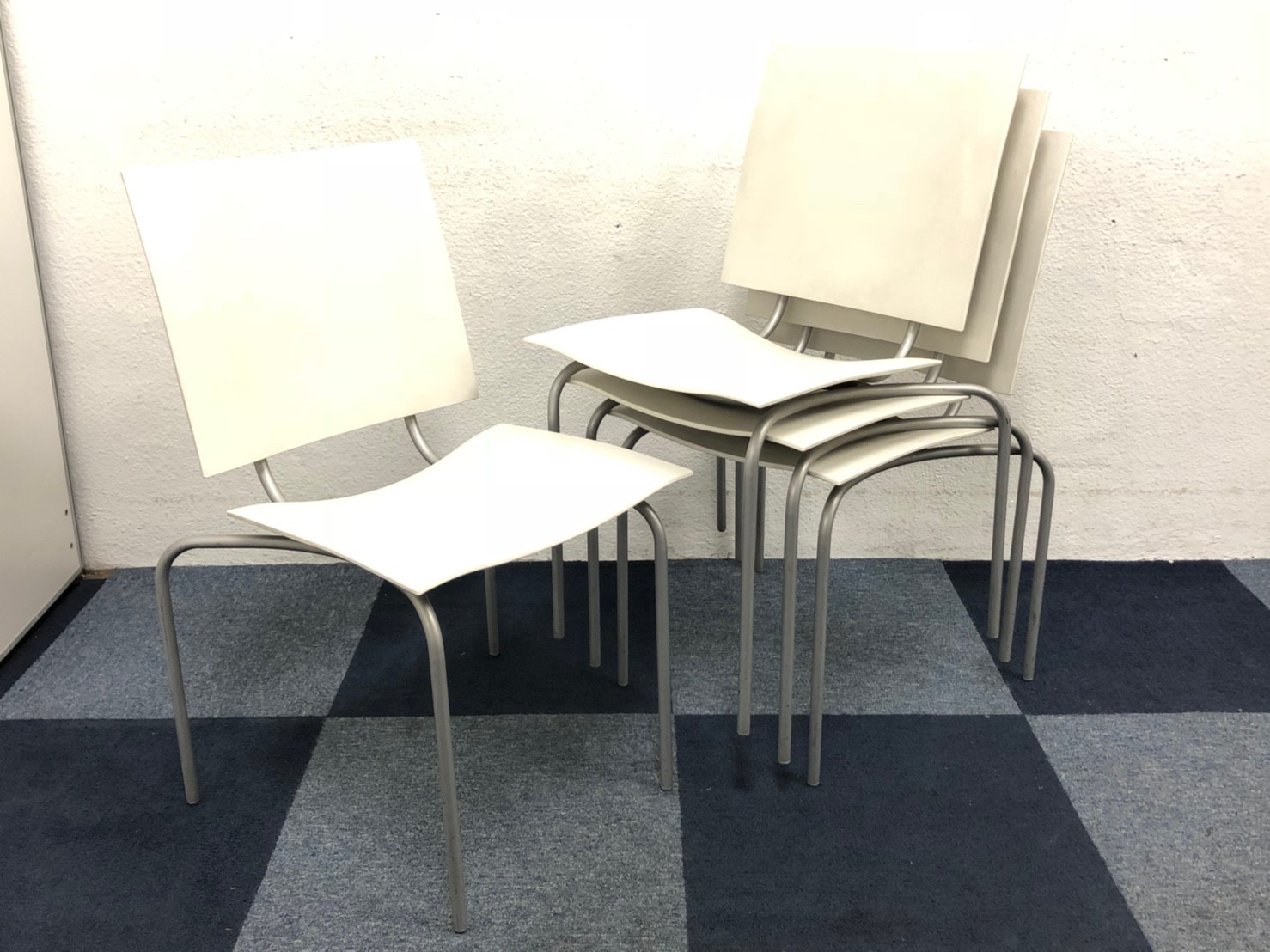 ★セットでお買い得★
【清潔感溢れるホワイト！】
■水を吸わない素材！
■キャスター無しで安定感抜群！
■使わない時は重ねて収納可能！
                        ラビオリ
                                    中古
            