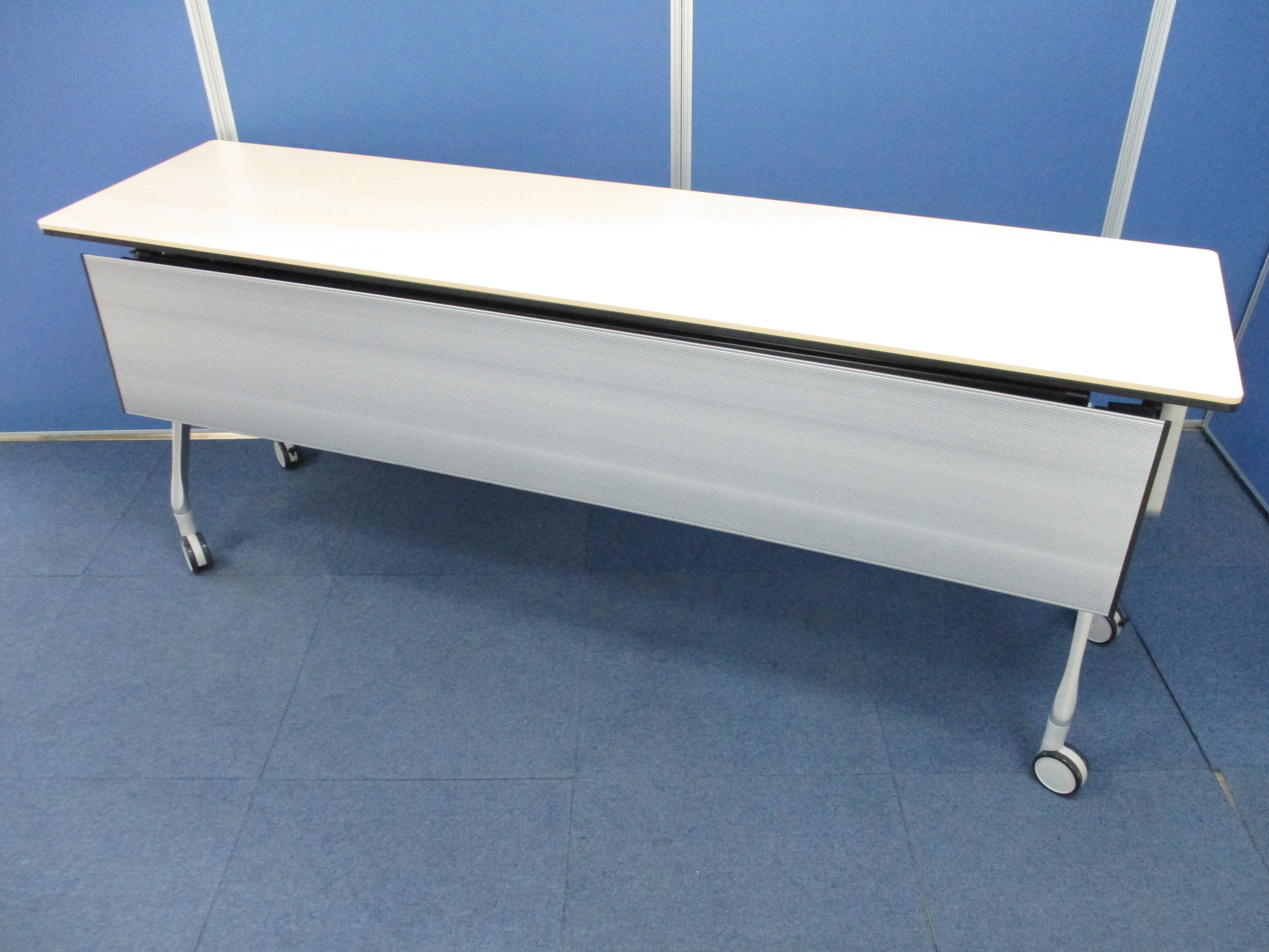 [状態良好品が今なら揃います!!]オカムラ(okamura) サイドホールディングテーブル 横幅1800mm/奥行450mm■幕板付きで女性も安心!!■会議や研修・セミナー等でのご使用におすすめです!![サイドスタックテーブル]
                        インターアクトNT
                                    中古
            