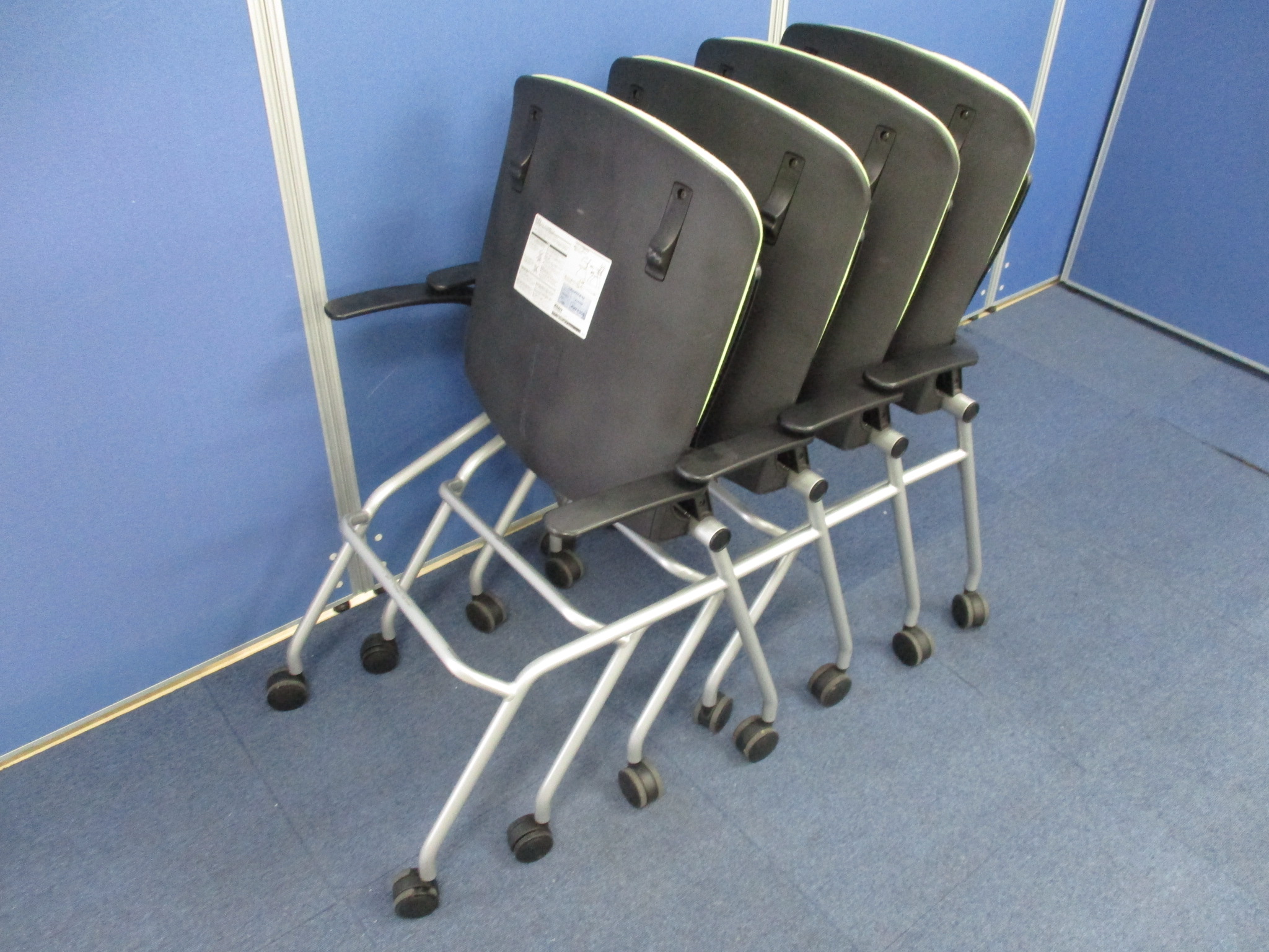 [4脚セット!!]岡村製作所(okamura) グラータチェア(Grata) ライトグリーン/ブラックーシェル■デザイン性・座り心地が良く大人気のミーティングチェアです!!※キャスターのゴムカバーが欠損しております。[ネスタブル] #人気チェア 
                        グラータ
                                    中古
            