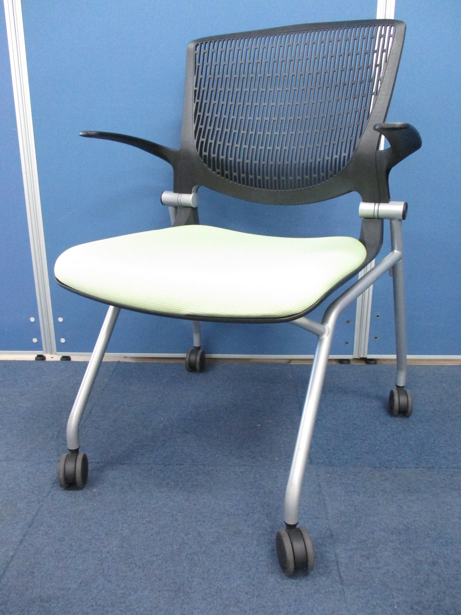 [残り11脚!!]■デザイン性・座り心地が良く大人気のミーティングチェア!!※キャスターのゴムカバーが欠損しております。[ネスタブル] #人気チェア 
                        グラータ
                                    中古
            