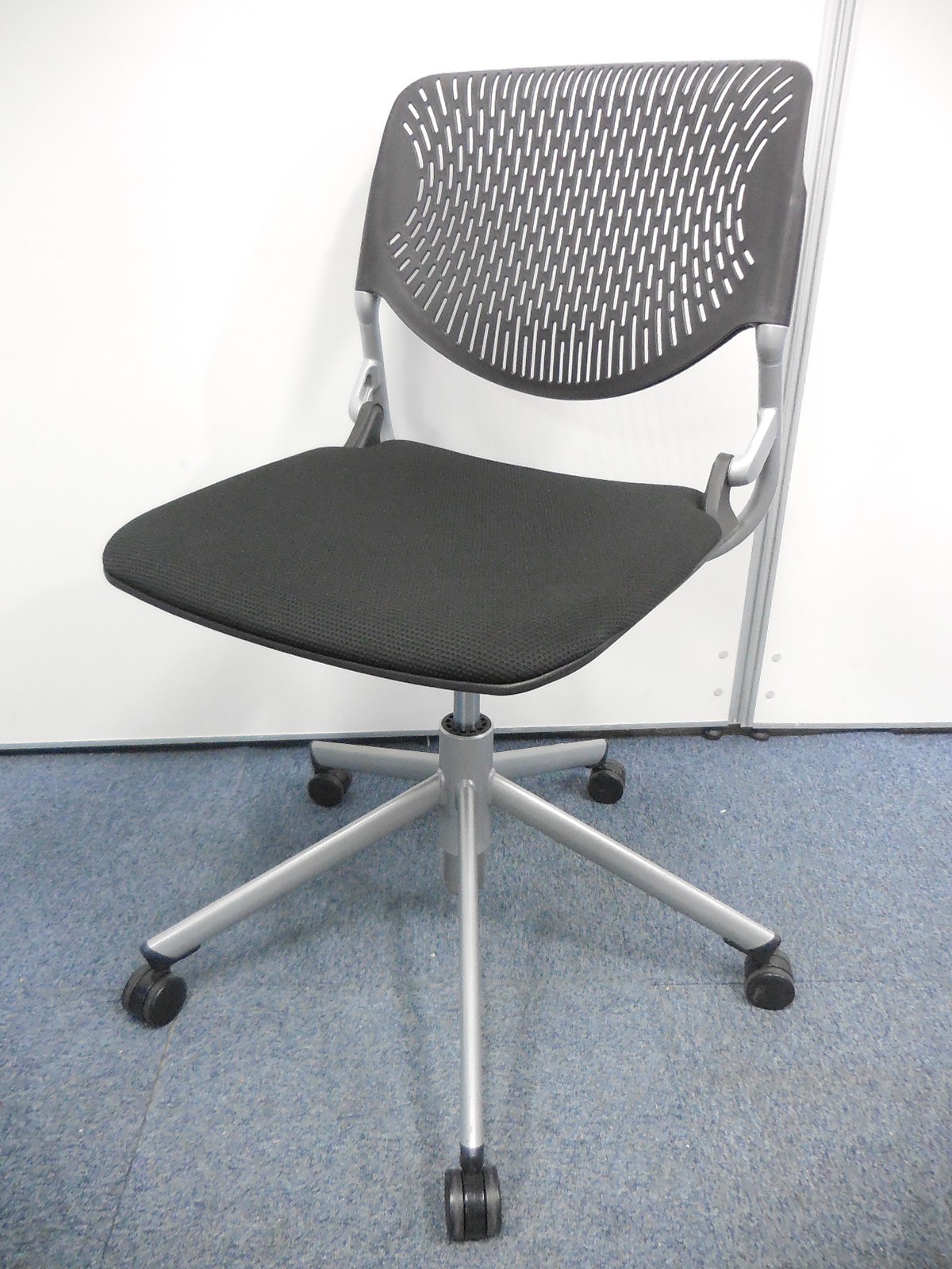 【6脚入荷！】オカムラ製ミーティングチェア！背面通気性◎【5本脚】
                        ルナ
                                    中古
            