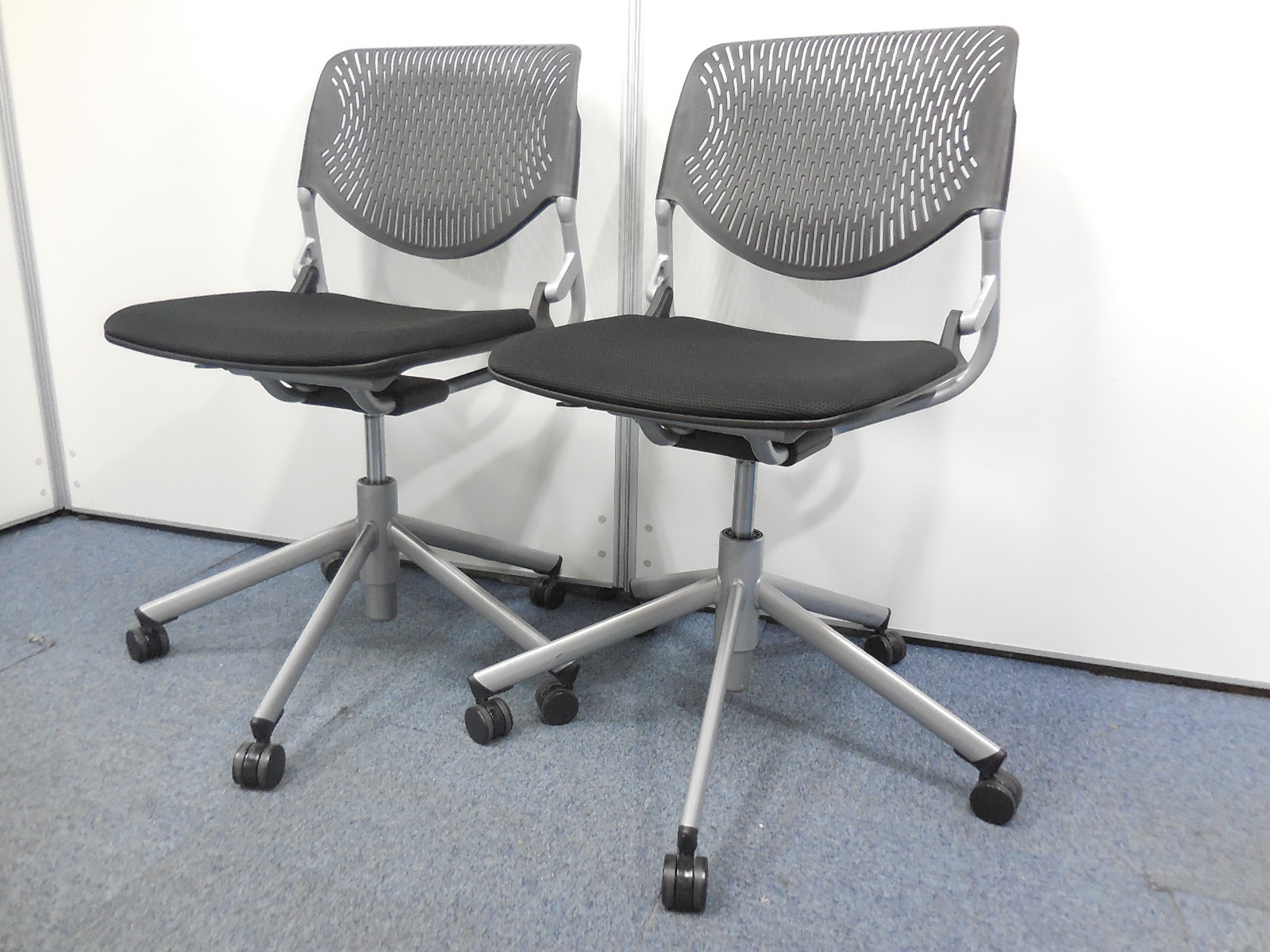 【2個セットで10%オフ！】オカムラ製ミーティングチェア！通気性抜群の背面！【ブラック】
                        ルナ
                                    中古
            