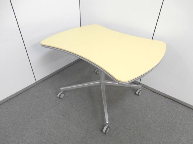 １台限定！！【オシャレなイエローカラーで楕円形デザインのテーブルです！！レストルームの雰囲気を明るくしてくれます！！】
                        アットラボ
                                    中古
            