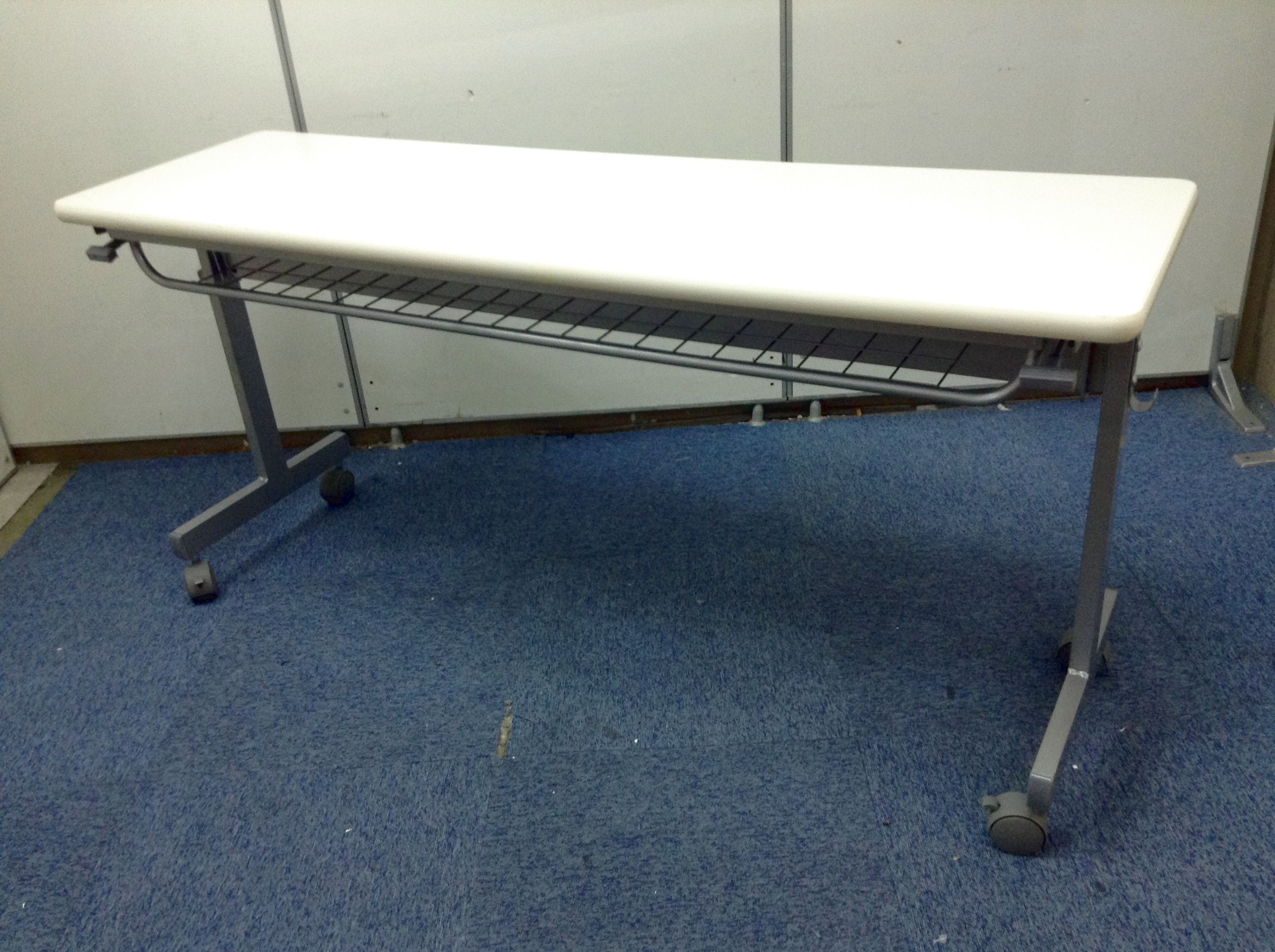 【コスト重視の方に！！】W1500D600のサイドスタックテーブル！人気のホワイト色！
                        その他シリーズ
                                    中古
            