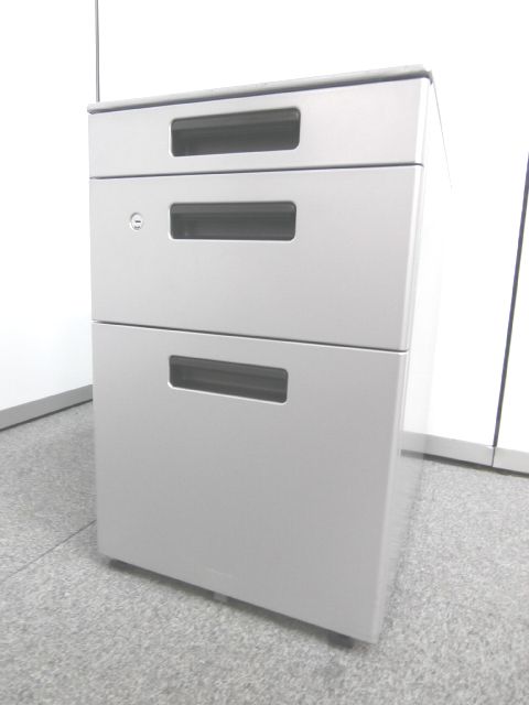 注目商品！！【机の下に収まる収納も抜群なシルバーカラーの３段ワゴンです！！】
                        GTワゴン
                                    中古
            