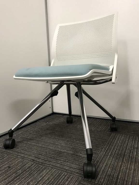 【体の大きい方必見！】オカムラ製・ネスティングチェア・背もたれが広く座りやすい！
                        クリール
                                    中古
            